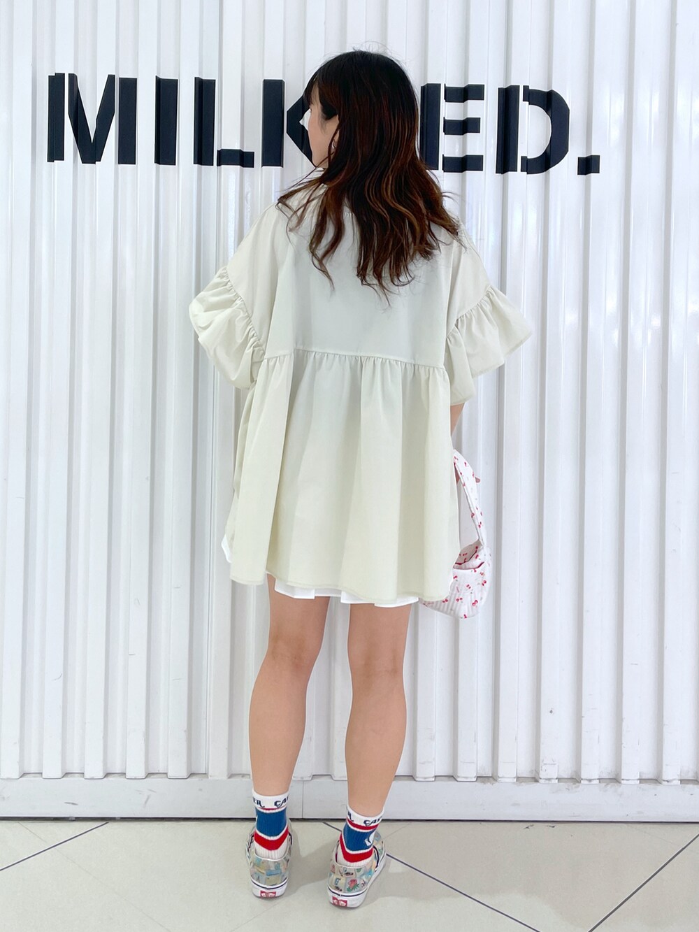 「夏服、楽チンコーデ、ootd、MILKFED.、ミルクフェド、ティアードスカート、ホワイトコーデ」｜「MILKFED.のアイテム（チュニック、ホワイト系）」を使った、林 萌花さん（レディース・159cm）の夏コーディネートの2枚目の写真