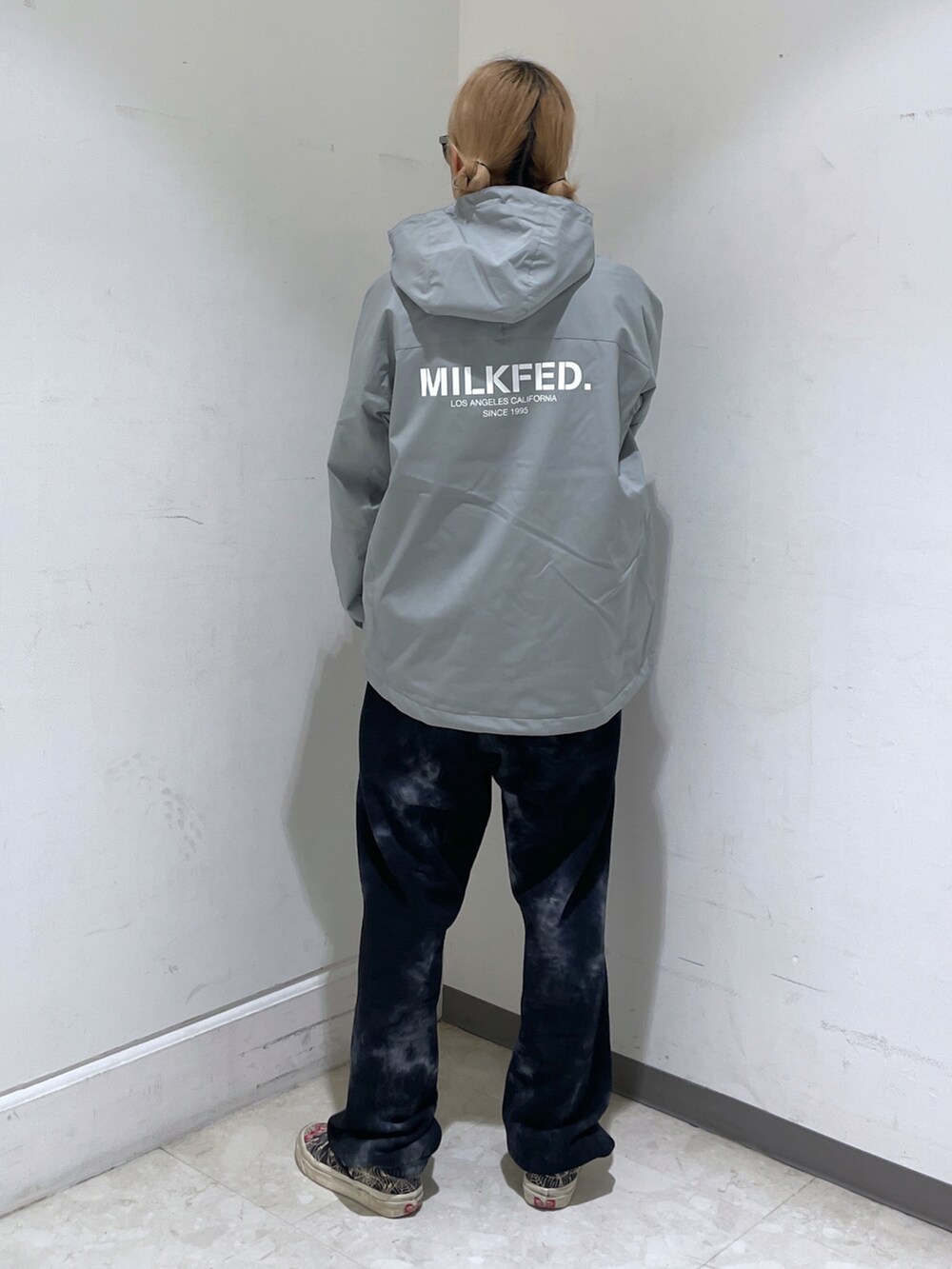 ブラック系のスウェットパンツ、グレー系のTシャツ/カットソー、ブルー系のマウンテンパーカーを着用したレディースの秋コーディネートの4枚目の写真