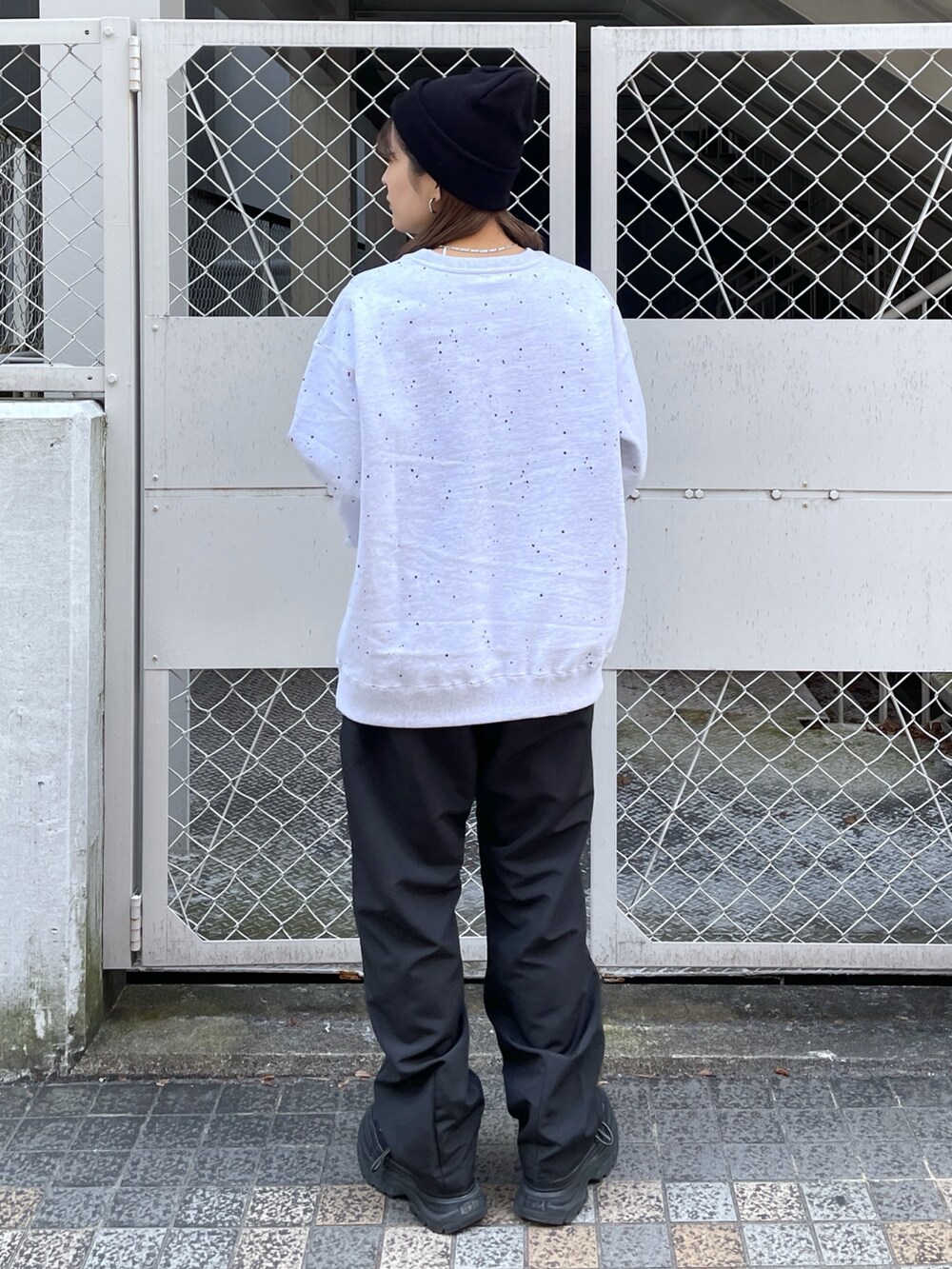 グレー系のスウェット、ブラック系のその他パンツ、ブラック系のバックパック/リュックを着用したレディースの冬コーディネートの4枚目の写真