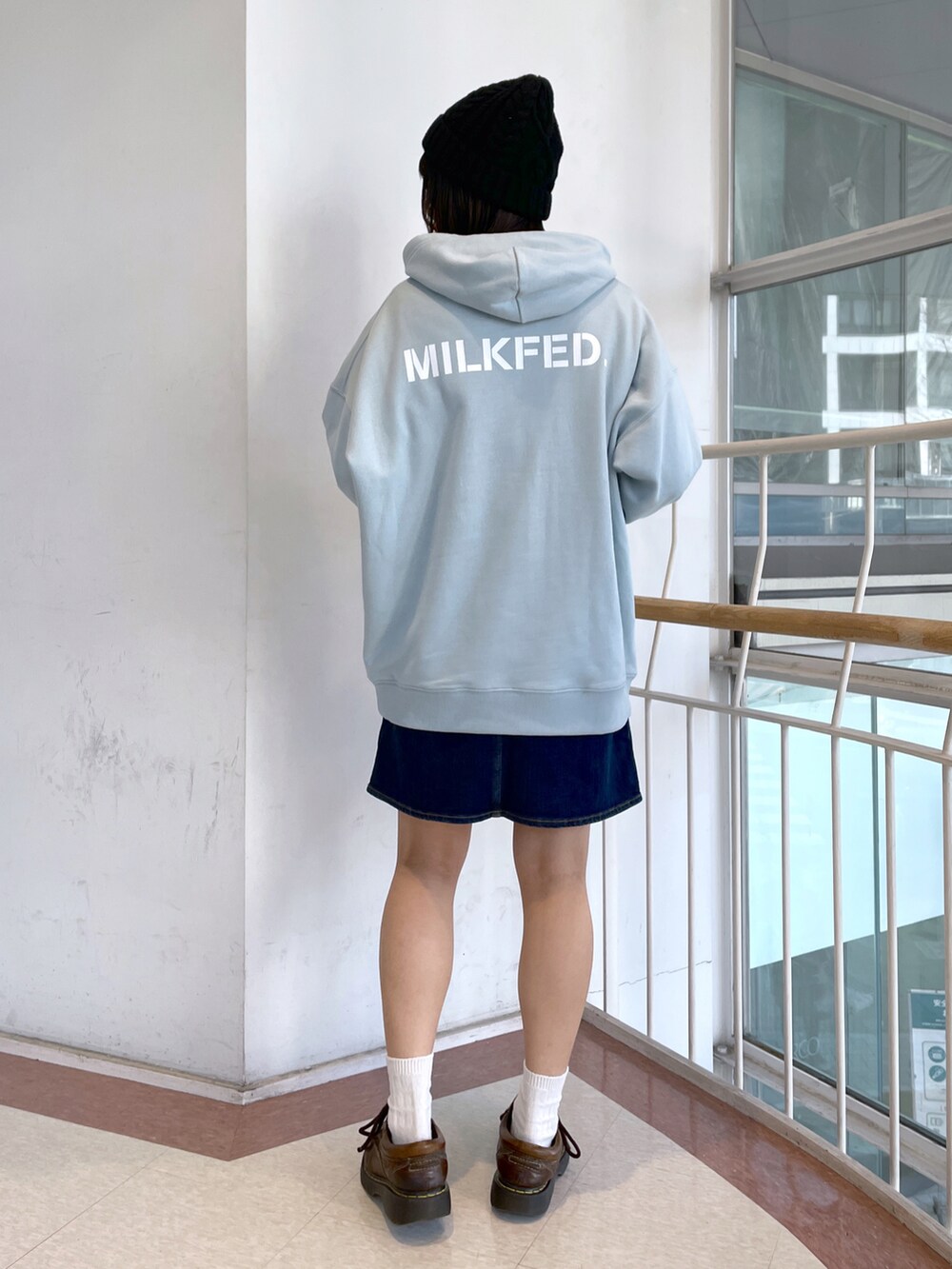 ブルー系のパーカー、ブラック系のニットキャップ/ビーニーを着用したレディースの冬コーディネートの2枚目の写真