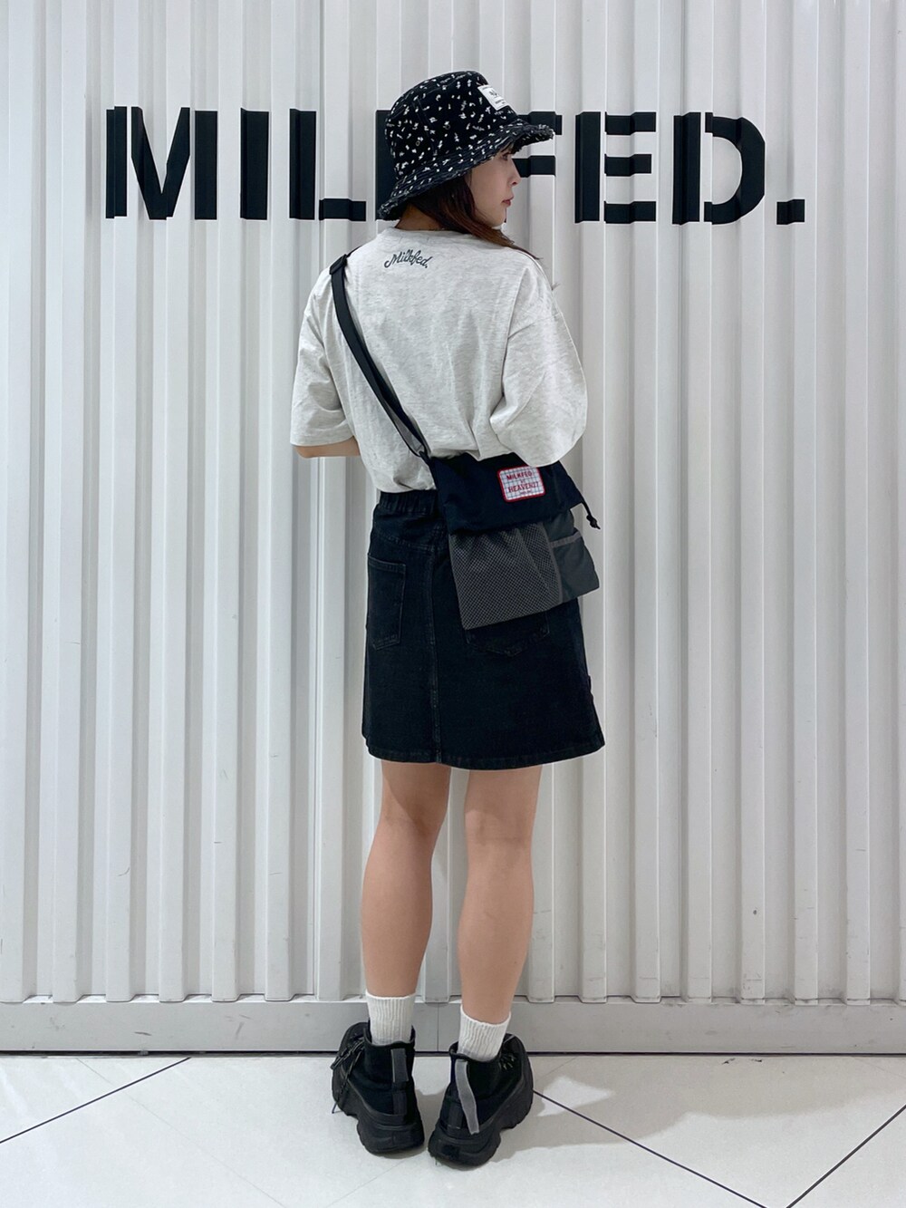 「おでかけコーデ、バケットハット、ミニスカート、台形スカート、MILKFED.、ミルクフェド、今日のコーデ、Tシャツコーデ、ラクチンコーデ」｜「MILKFED.のFLORAL PATTERN DENIM FRINGE BUCKET HAT（ハット、ブラック系）」を使った、林 萌花さん（レディース・159cm）の夏コーディネートの2枚目の写真
