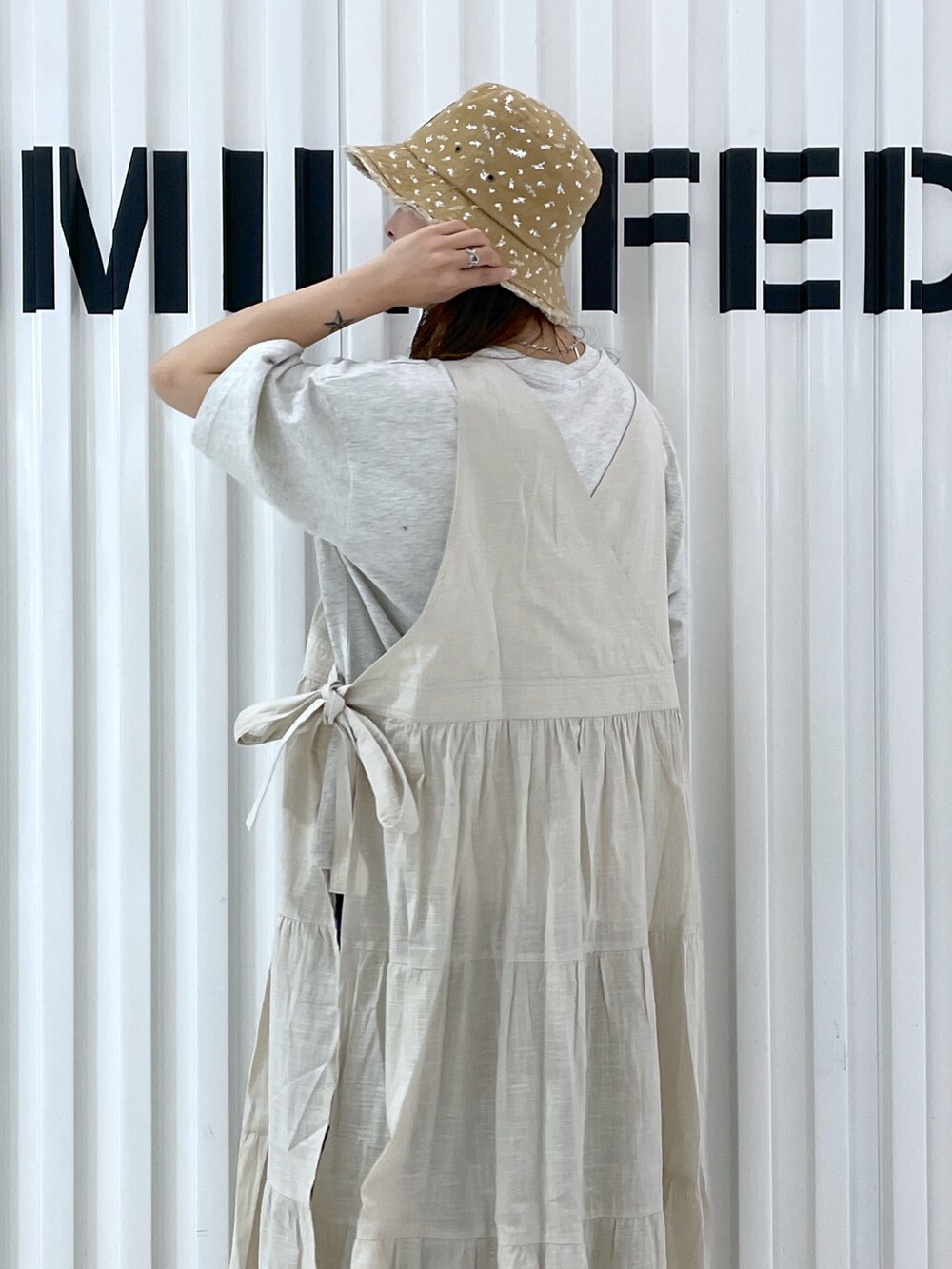 ブルー系のワンピース、ブラック系のデニムパンツ、ベージュ系のTシャツ/カットソーを着用したレディースの夏コーディネートの4枚目の写真