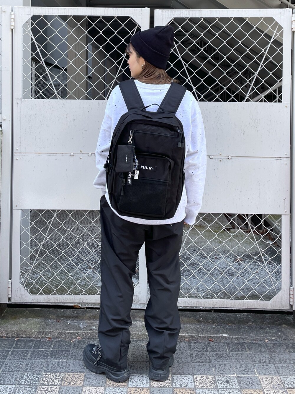 グレー系のスウェット、ブラック系のその他パンツ、ブラック系のバックパック/リュックを着用したレディースの冬コーディネートの2枚目の写真