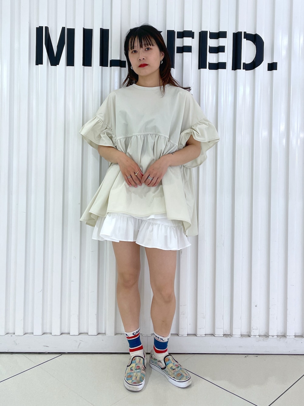 「夏服、楽チンコーデ、ootd、MILKFED.、ミルクフェド、ティアードスカート、ホワイトコーデ」｜「MILKFED.のアイテム（チュニック、ホワイト系）」を使った、林 萌花さん（レディース・159cm）の夏コーディネートの3枚目の写真