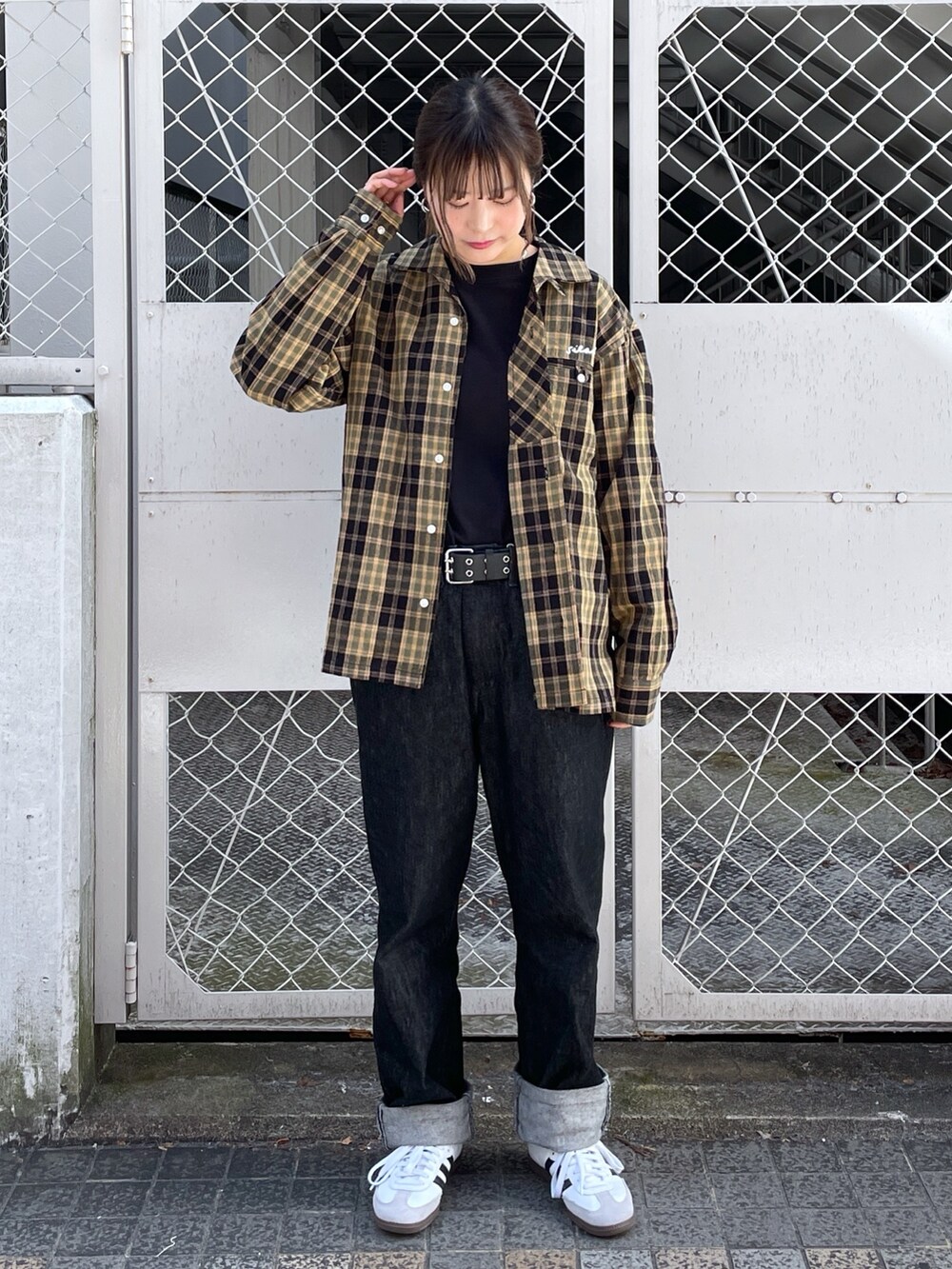 「ストリート、カジュアルコーデ、デニム、春先取り、今日のコーデ、チェックシャツ、デニムパンツ、SILAS、adidas、サンバ、チェック、スニーカー」｜「SILASのITALIAN COLLAR SHIRT（シャツ/ブラウス、イエロー系）」を使った、林 萌花さん（レディース・159cm）の冬コーディネートの4枚目の写真