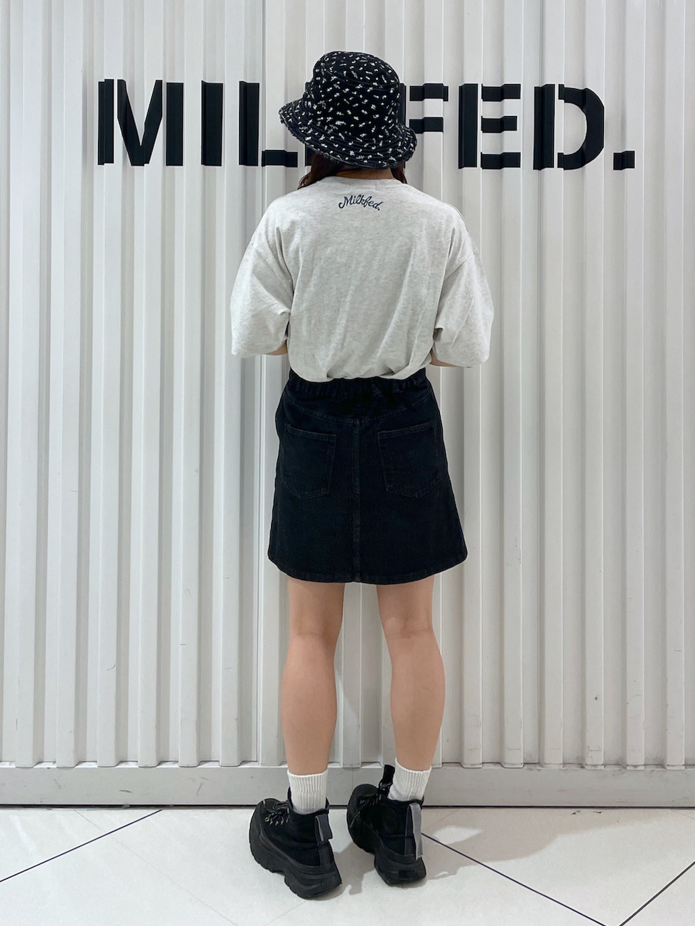 「おでかけコーデ、バケットハット、ミニスカート、台形スカート、MILKFED.、ミルクフェド、今日のコーデ、Tシャツコーデ、ラクチンコーデ」｜「MILKFED.のFLORAL PATTERN DENIM FRINGE BUCKET HAT（ハット、ブラック系）」を使った、林 萌花さん（レディース・159cm）の夏コーディネートの4枚目の写真