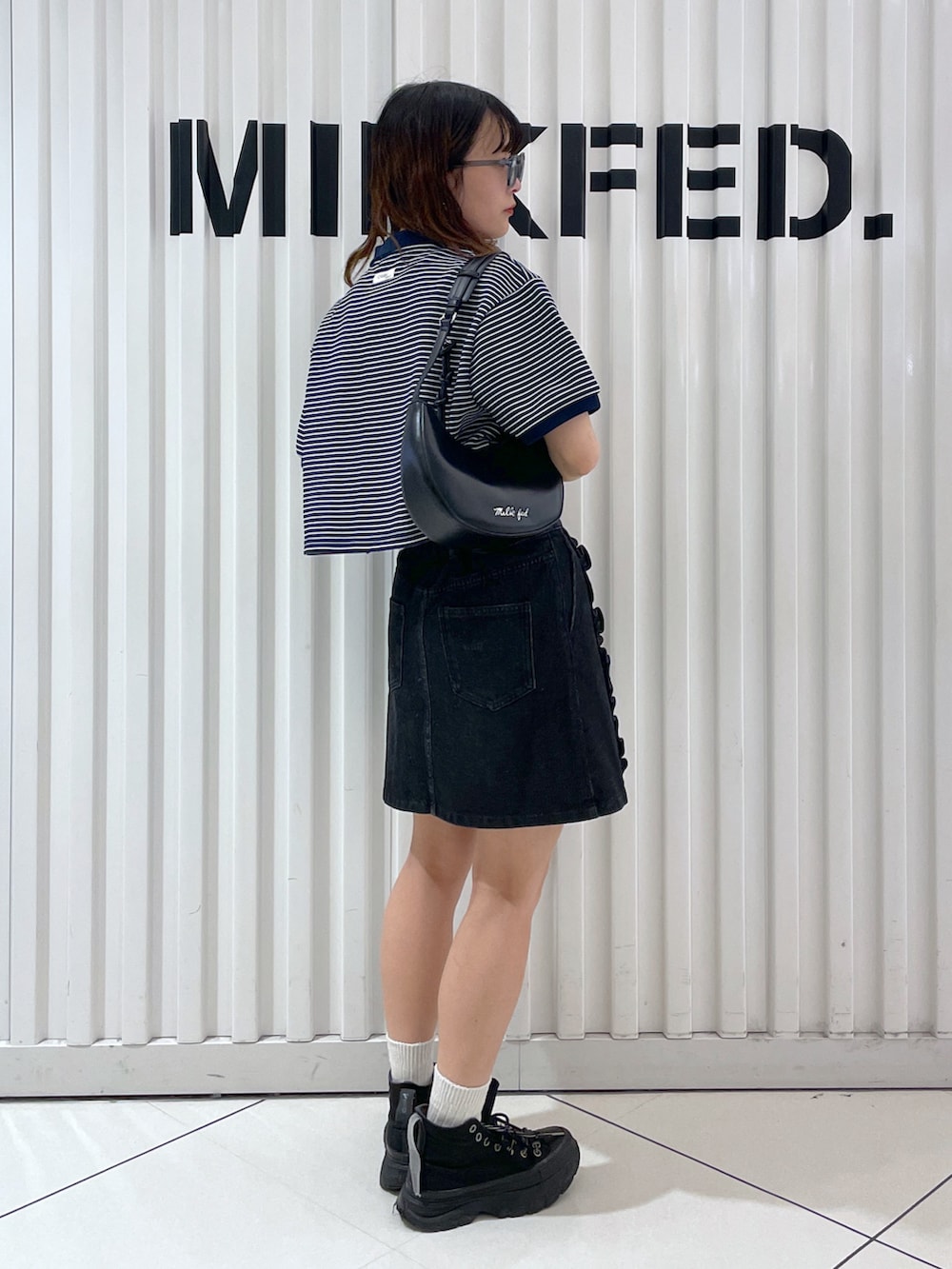 「今日のコーデ、ポロシャツ、カラーサングラス、メガネ女子、ハンドバッグ、台形スカート、MILKFED.、ミルクフェド、お洒落さんとつながりたい、ボーダー」｜「MILKFED.のSTRIPED POLO SHIRT（ポロシャツ、ブルー系）」を使った、林 萌花さん（レディース・159cm）の夏コーディネートの2枚目の写真