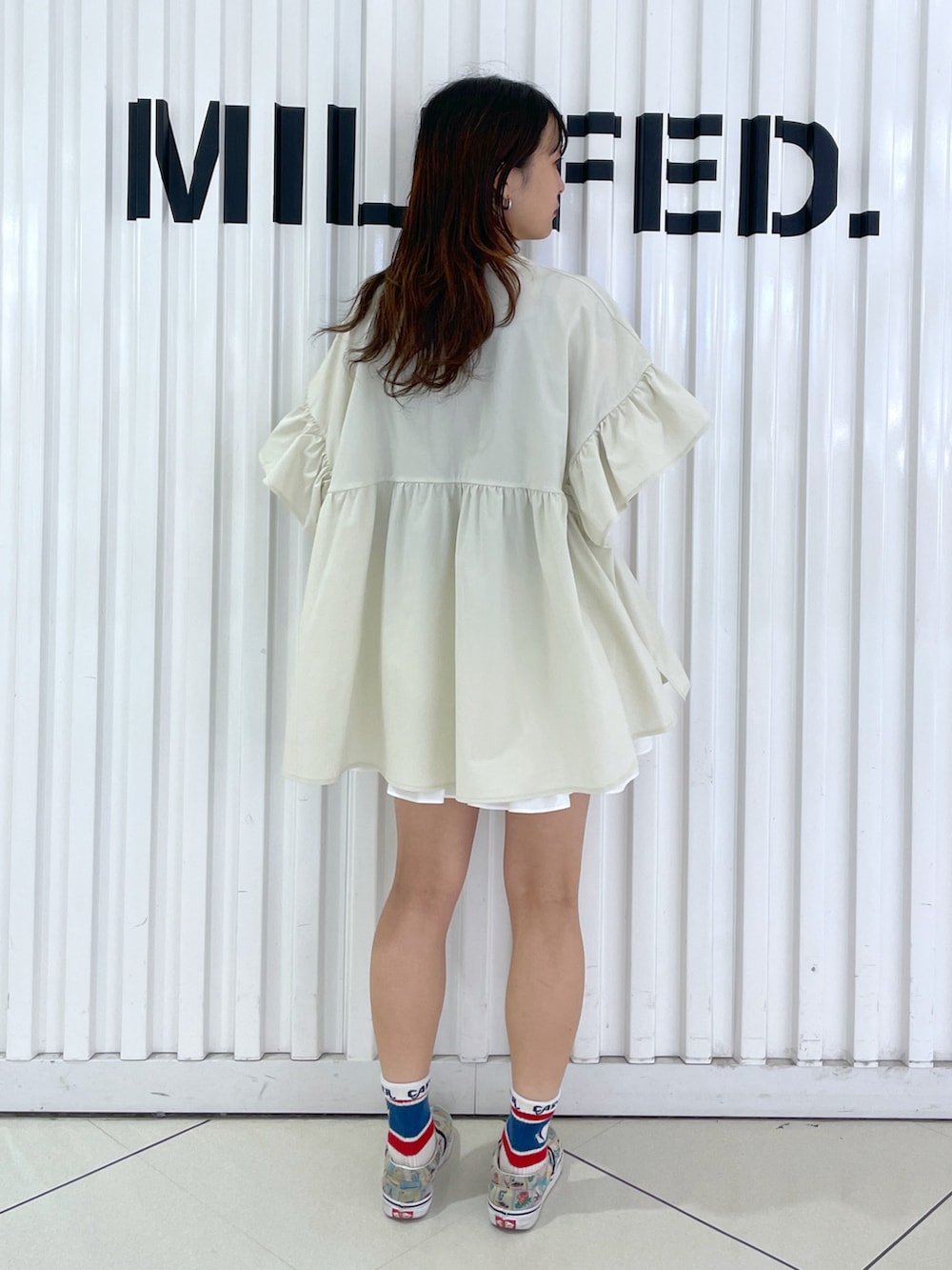 「夏服、楽チンコーデ、ootd、MILKFED.、ミルクフェド、ティアードスカート、ホワイトコーデ」｜「MILKFED.のアイテム（チュニック、ホワイト系）」を使った、林 萌花さん（レディース・159cm）の夏コーディネートの4枚目の写真