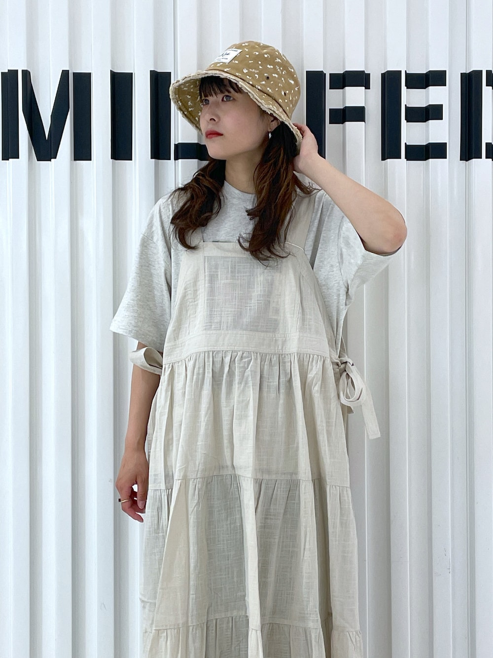 ブルー系のワンピース、ブラック系のデニムパンツ、ベージュ系のTシャツ/カットソーを着用したレディースの夏コーディネートの3枚目の写真