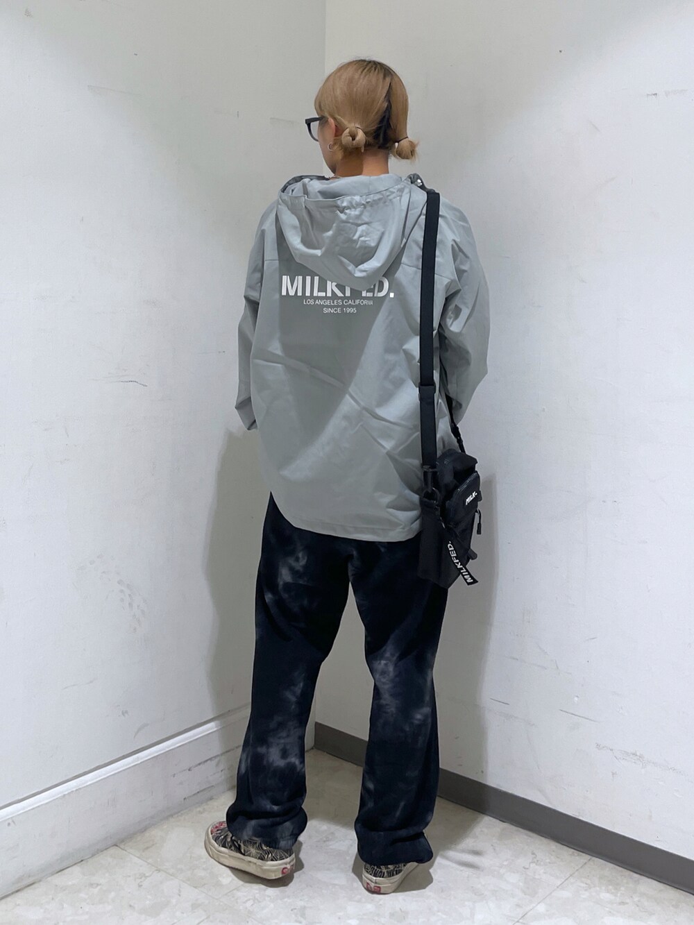 ブラック系のスウェットパンツ、グレー系のTシャツ/カットソー、ブルー系のマウンテンパーカーを着用したレディースの秋コーディネートの2枚目の写真