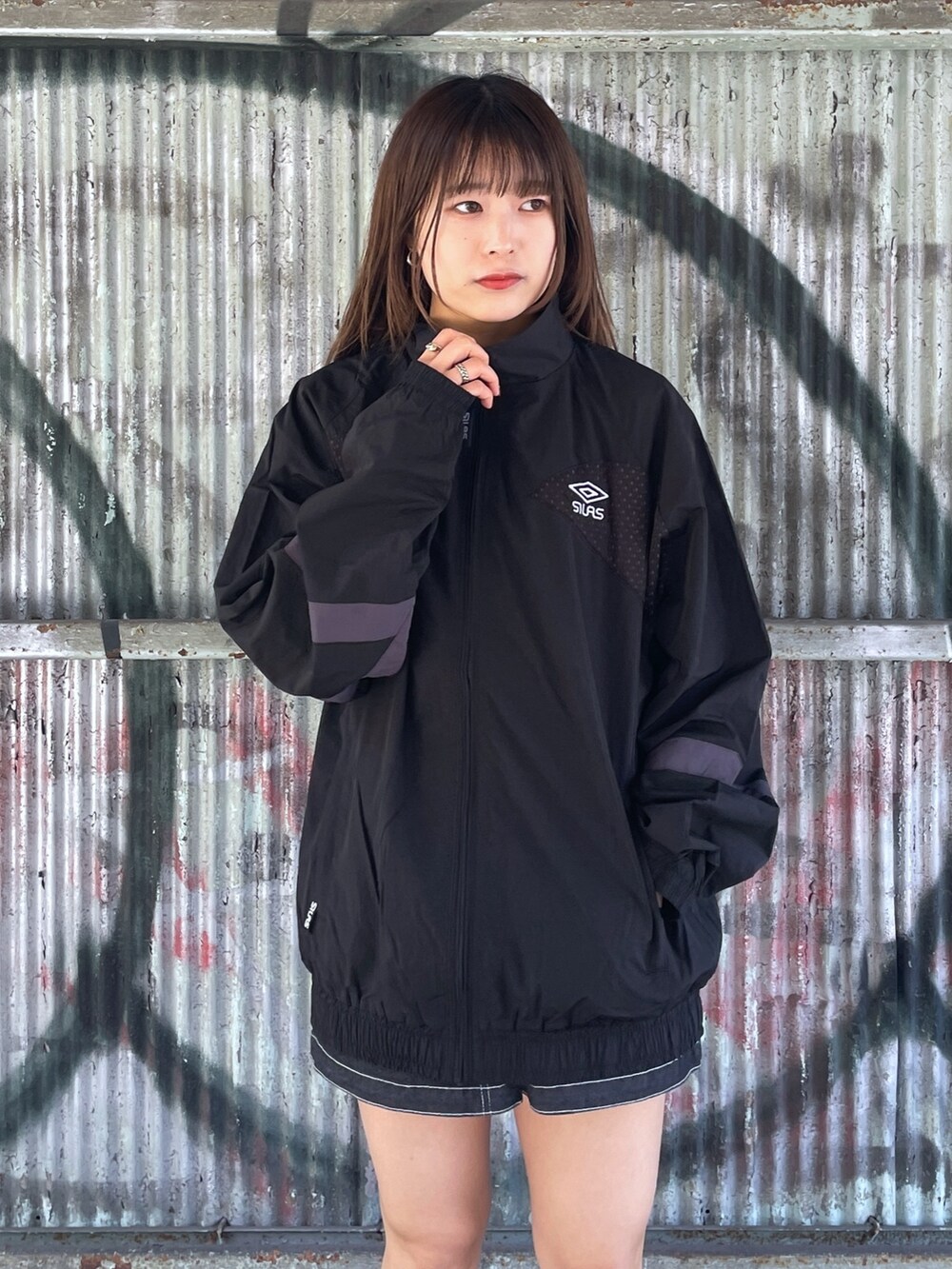 ブラック系のブルゾン、ブラック系のデニムパンツ、ブラック系のメッセンジャーバッグを着用したレディースの春コーディネートの5枚目の写真