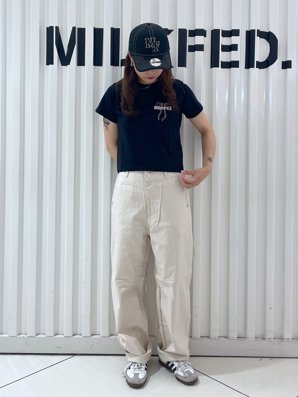 ホワイト系のその他パンツ、ブラック系のTシャツ/カットソー、ホワイト系のハンドバッグを着用したレディースの夏コーディネートの3枚目の写真