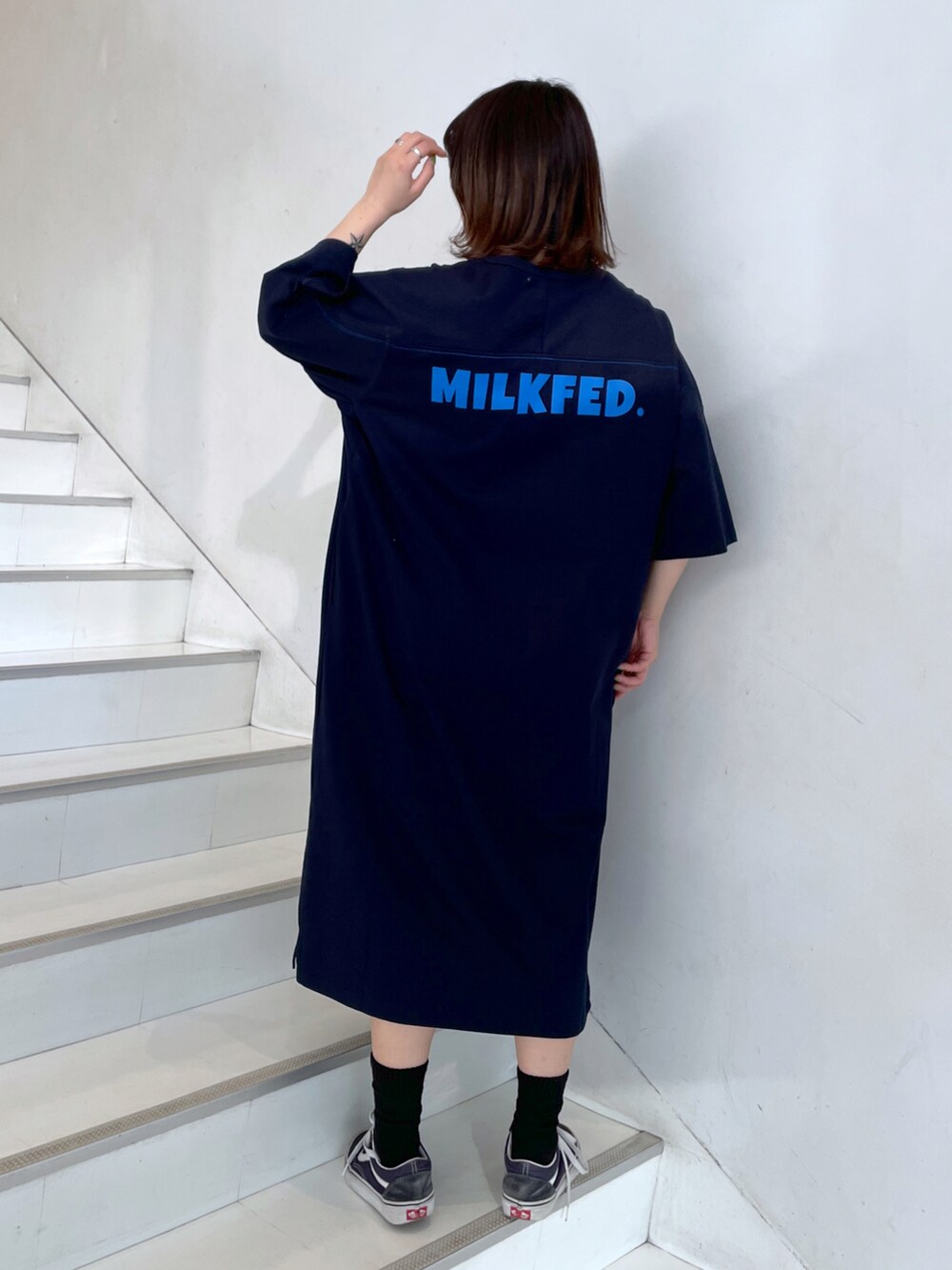 ブルー系のワンピースを着用したレディースの春コーディネートの2枚目の写真