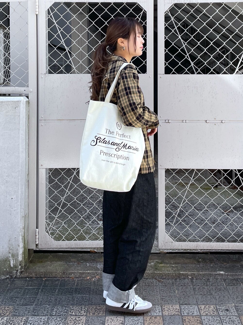 「ストリート、カジュアルコーデ、デニム、春先取り、今日のコーデ、チェックシャツ、デニムパンツ、SILAS、adidas、サンバ、チェック、スニーカー」｜「SILASのITALIAN COLLAR SHIRT（シャツ/ブラウス、イエロー系）」を使った、林 萌花さん（レディース・159cm）の冬コーディネートの2枚目の写真