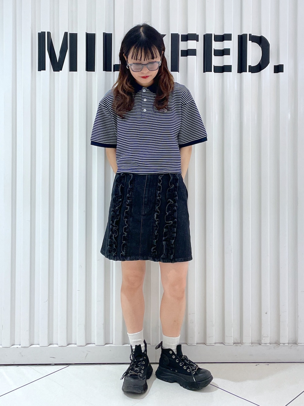 「今日のコーデ、ポロシャツ、カラーサングラス、メガネ女子、ハンドバッグ、台形スカート、MILKFED.、ミルクフェド、お洒落さんとつながりたい、ボーダー」｜「MILKFED.のSTRIPED POLO SHIRT（ポロシャツ、ブルー系）」を使った、林 萌花さん（レディース・159cm）の夏コーディネートの3枚目の写真