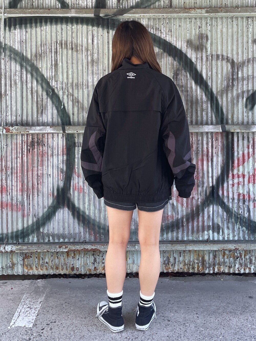 ブラック系のブルゾン、ブラック系のデニムパンツ、ブラック系のメッセンジャーバッグを着用したレディースの春コーディネートの4枚目の写真