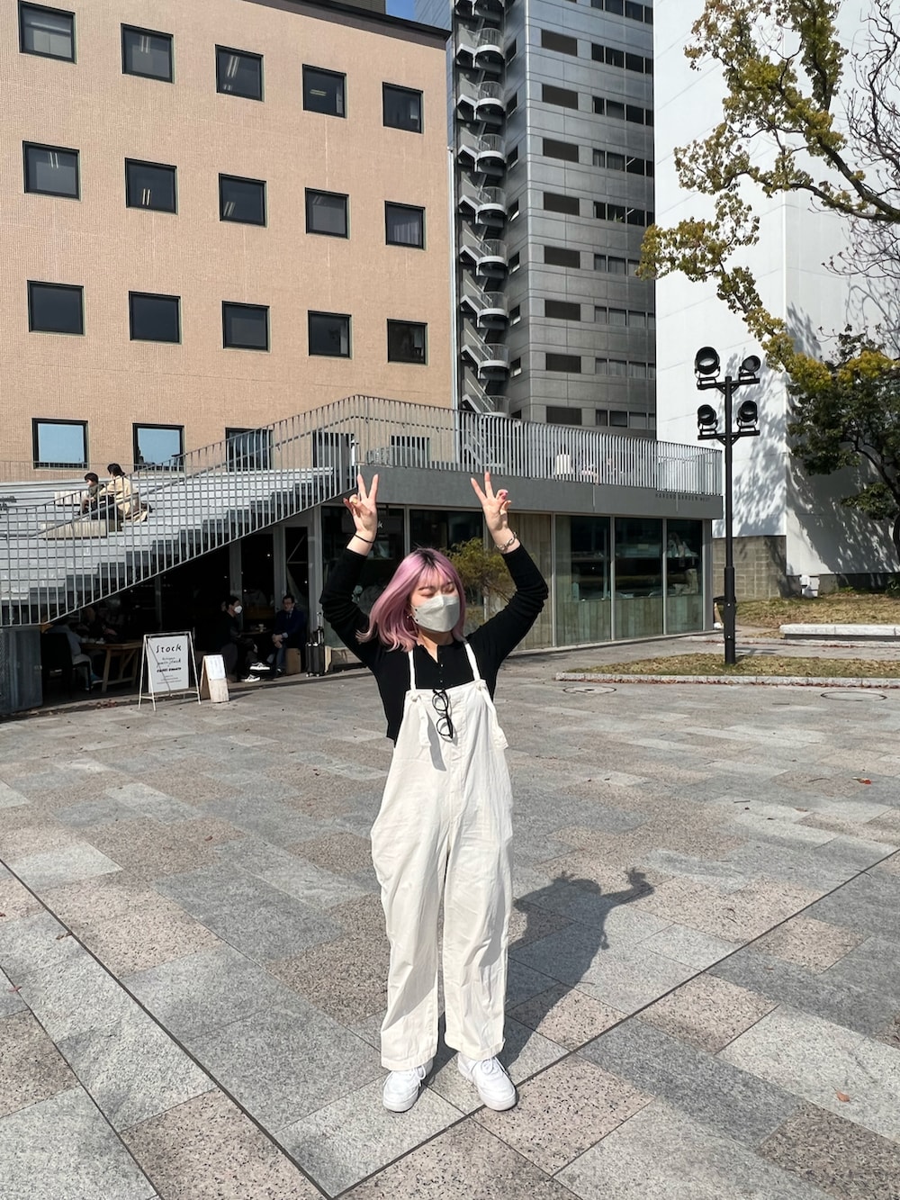 ホワイト系のスニーカー、ブラック系のTシャツ/カットソー、ブラック系のメガネを着用したレディースの春コーディネートの2枚目の写真