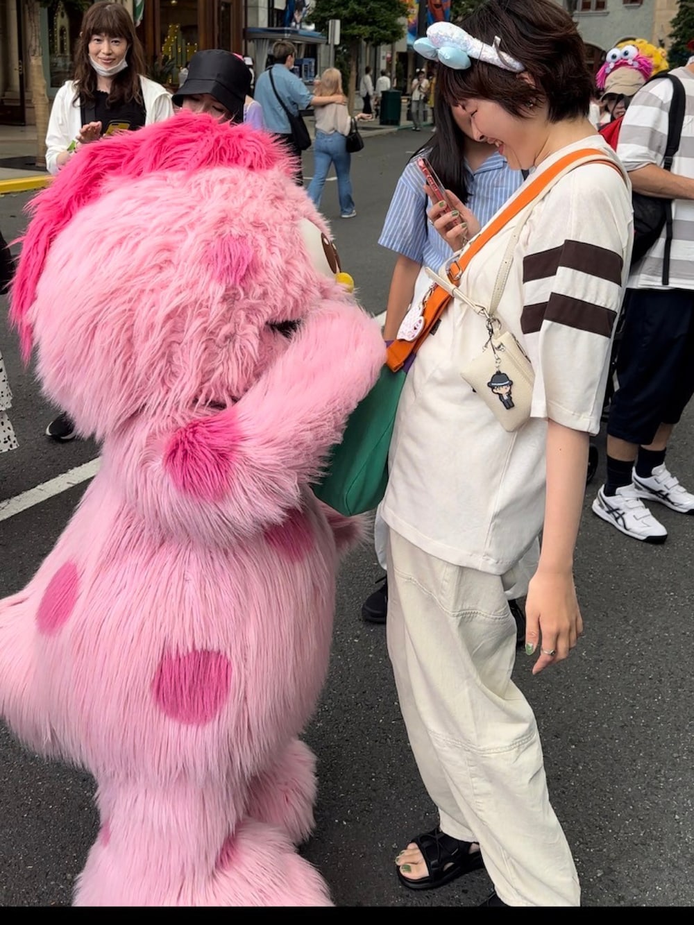 「デニム生地、白デニムパンツ、長め丈、カジュアルコーデ」｜「KBFのルーズナンバリングTEE（Tシャツ/カットソー、ホワイト系）」を使った、ロモさん（レディース・164cm）の夏コーディネートの2枚目の写真