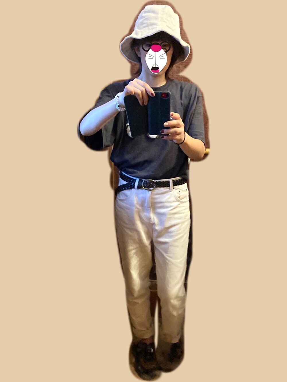 ホワイト系のハットを着用したレディースの秋コーディネートの2枚目の写真