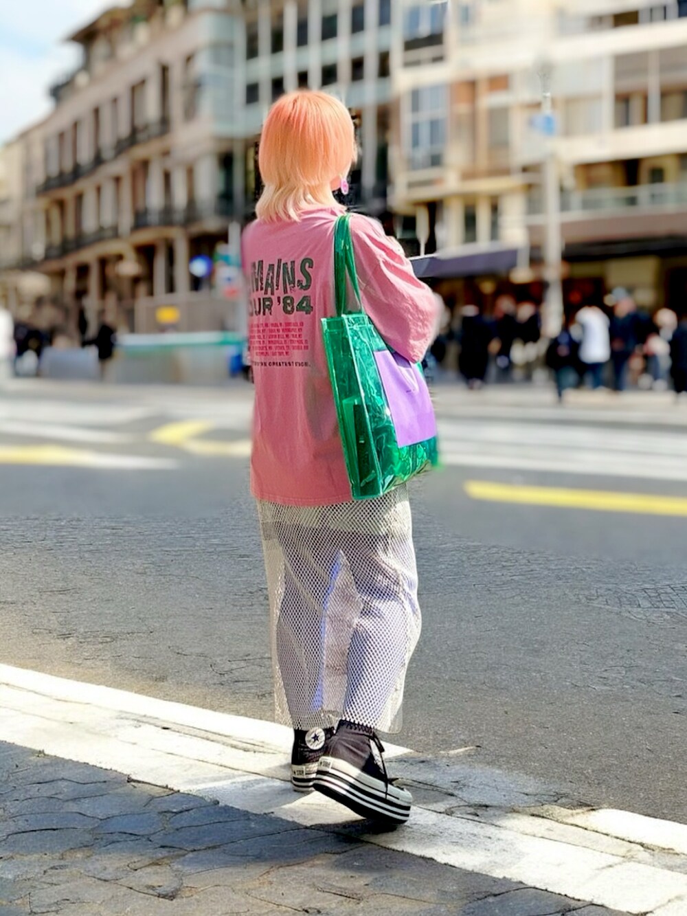 ピンク系のTシャツ/カットソー、グリーン系のトートバッグ、ブラック系のスニーカーを着用したレディースの夏コーディネートの2枚目の写真