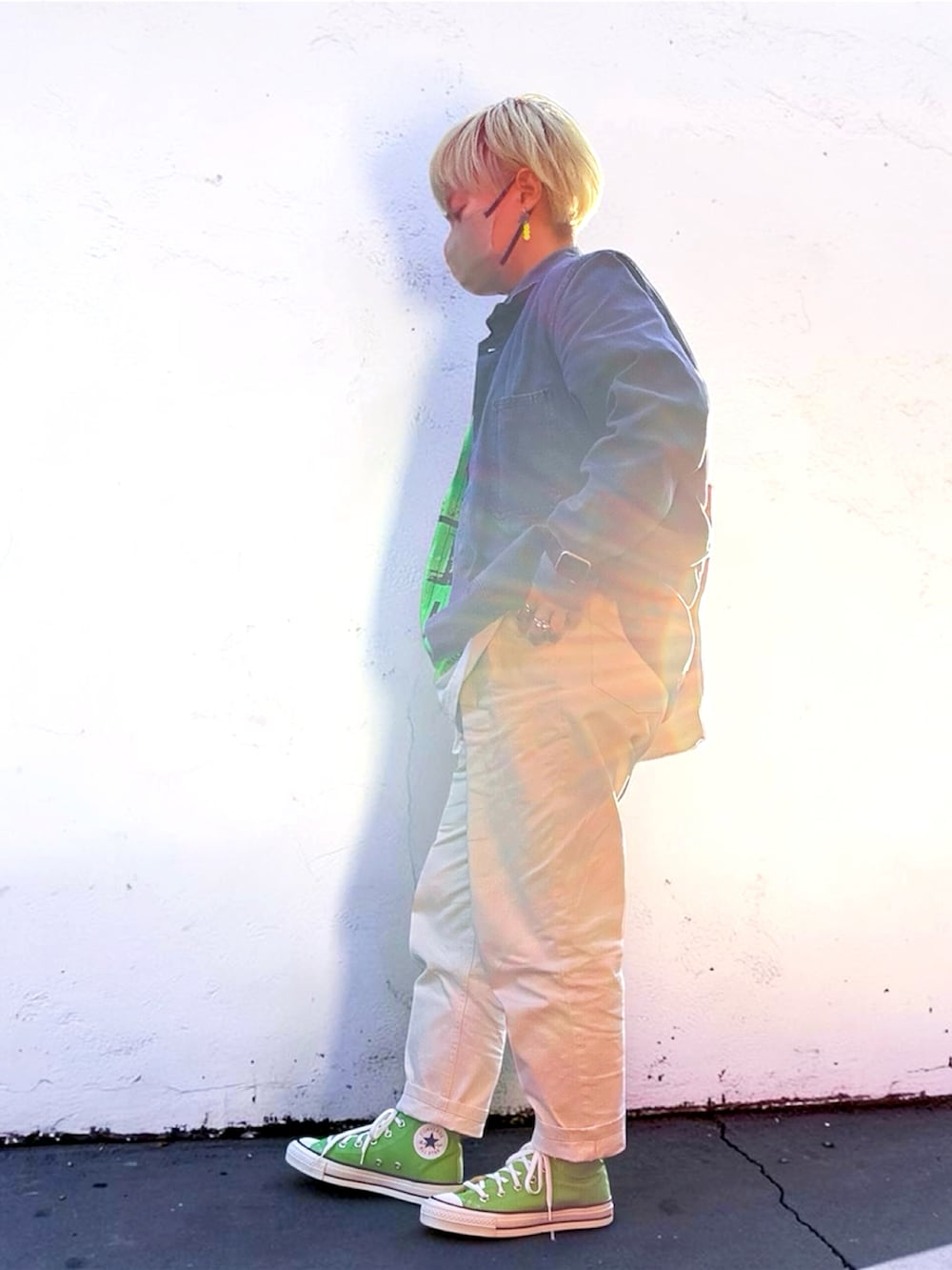 グリーン系のスニーカー、ホワイト系のその他パンツ、グリーン系のTシャツ/カットソーを着用したレディースの春コーディネートの2枚目の写真