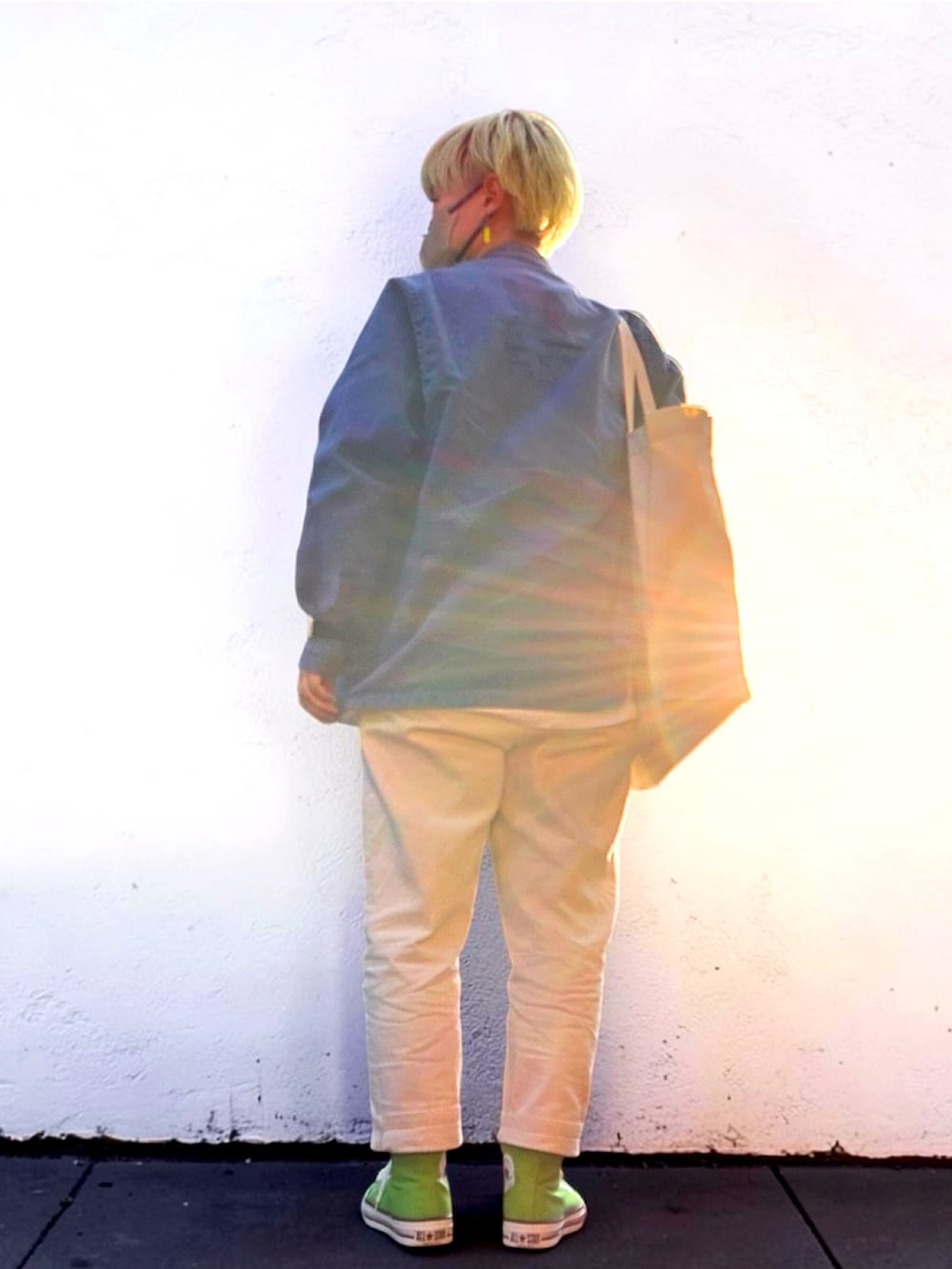 グリーン系のスニーカー、ホワイト系のその他パンツ、グリーン系のTシャツ/カットソーを着用したレディースの春コーディネートの3枚目の写真