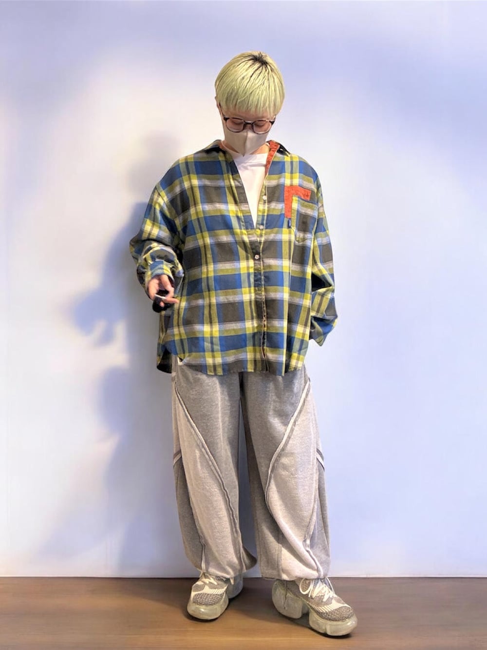 その他のシャツ/ブラウス、ホワイト系のTシャツ/カットソー、グレー系のスウェットパンツを着用したレディースの春コーディネートの4枚目の写真