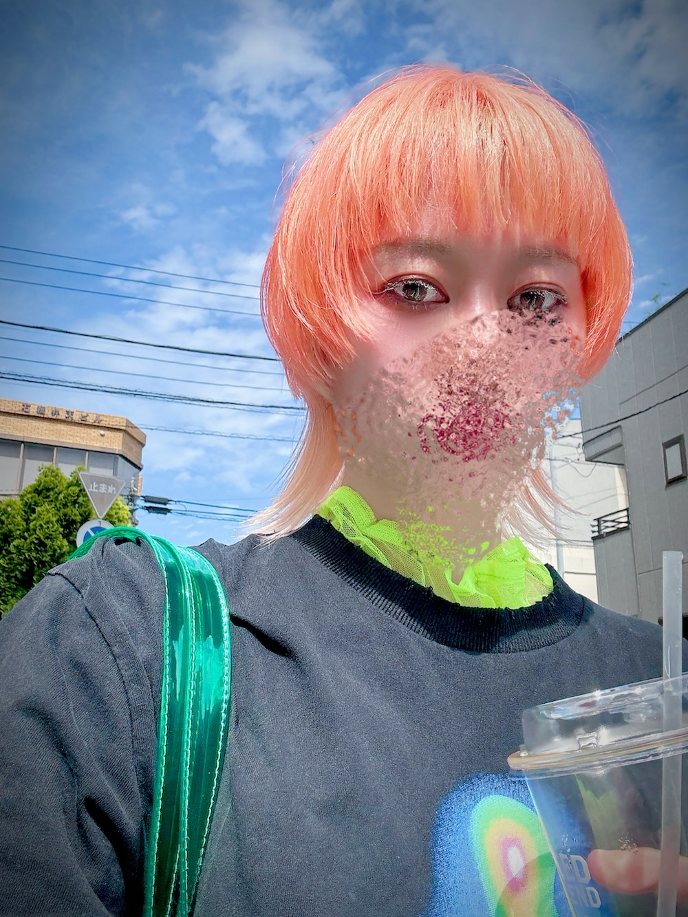 グリーン系のワンピース、ブルー系のスニーカー、グリーン系のトートバッグを着用したレディースの夏コーディネートの3枚目の写真