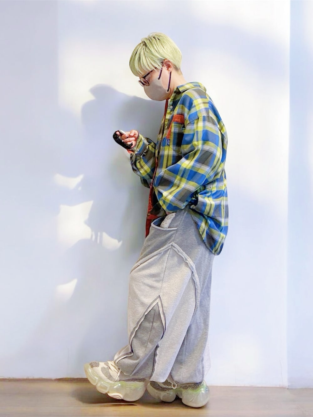 その他のシャツ/ブラウス、ホワイト系のTシャツ/カットソー、グレー系のスウェットパンツを着用したレディースの春コーディネートの2枚目の写真