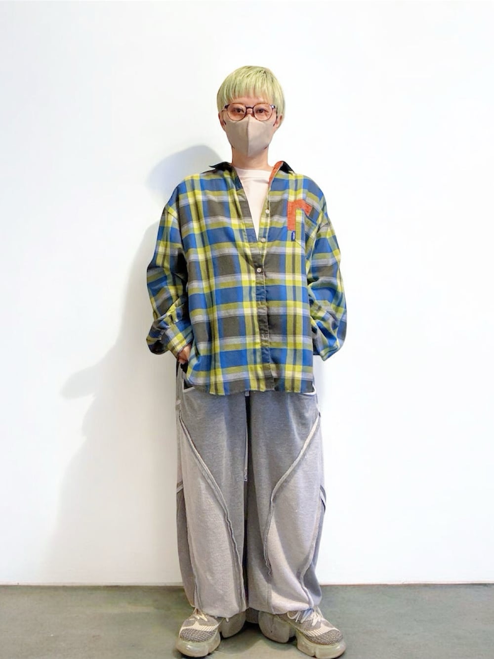 その他のシャツ/ブラウス、ホワイト系のTシャツ/カットソー、グレー系のスウェットパンツを着用したレディースの春コーディネートの5枚目の写真