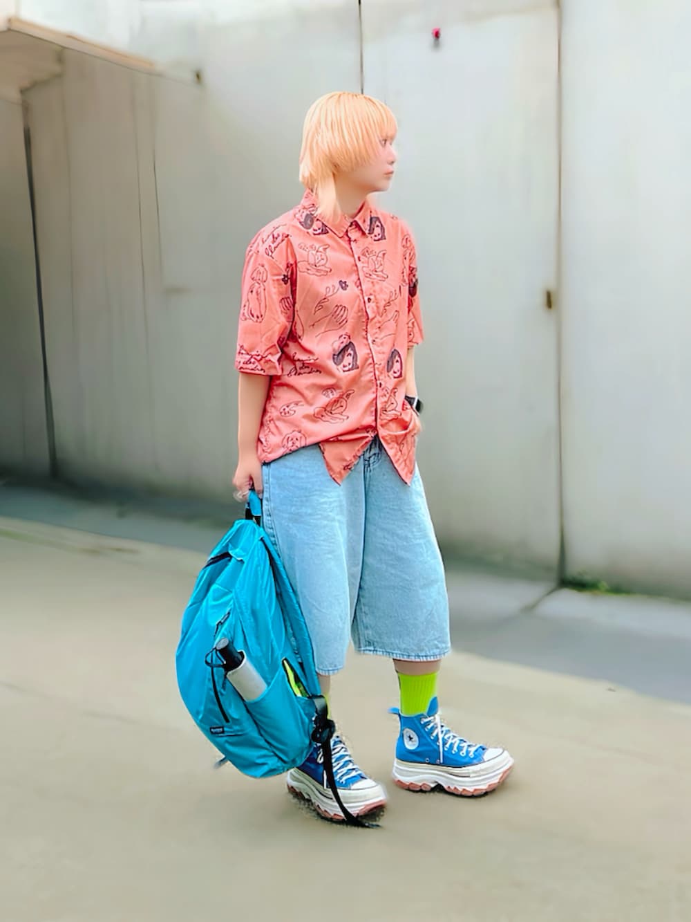 ブルー系のスニーカー、ブルー系のデニムパンツ、ブルー系のバックパック/リュックを着用したレディースの夏コーディネートの2枚目の写真