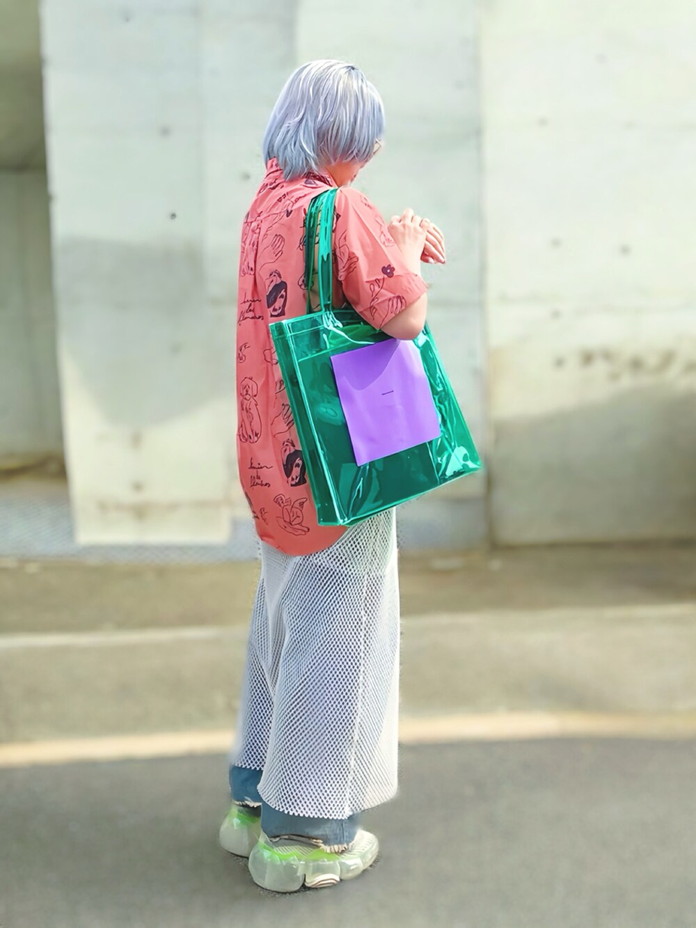 ホワイト系のスニーカー、ホワイト系のワンピース、ブルー系のその他パンツを着用したレディースの春コーディネートの2枚目の写真