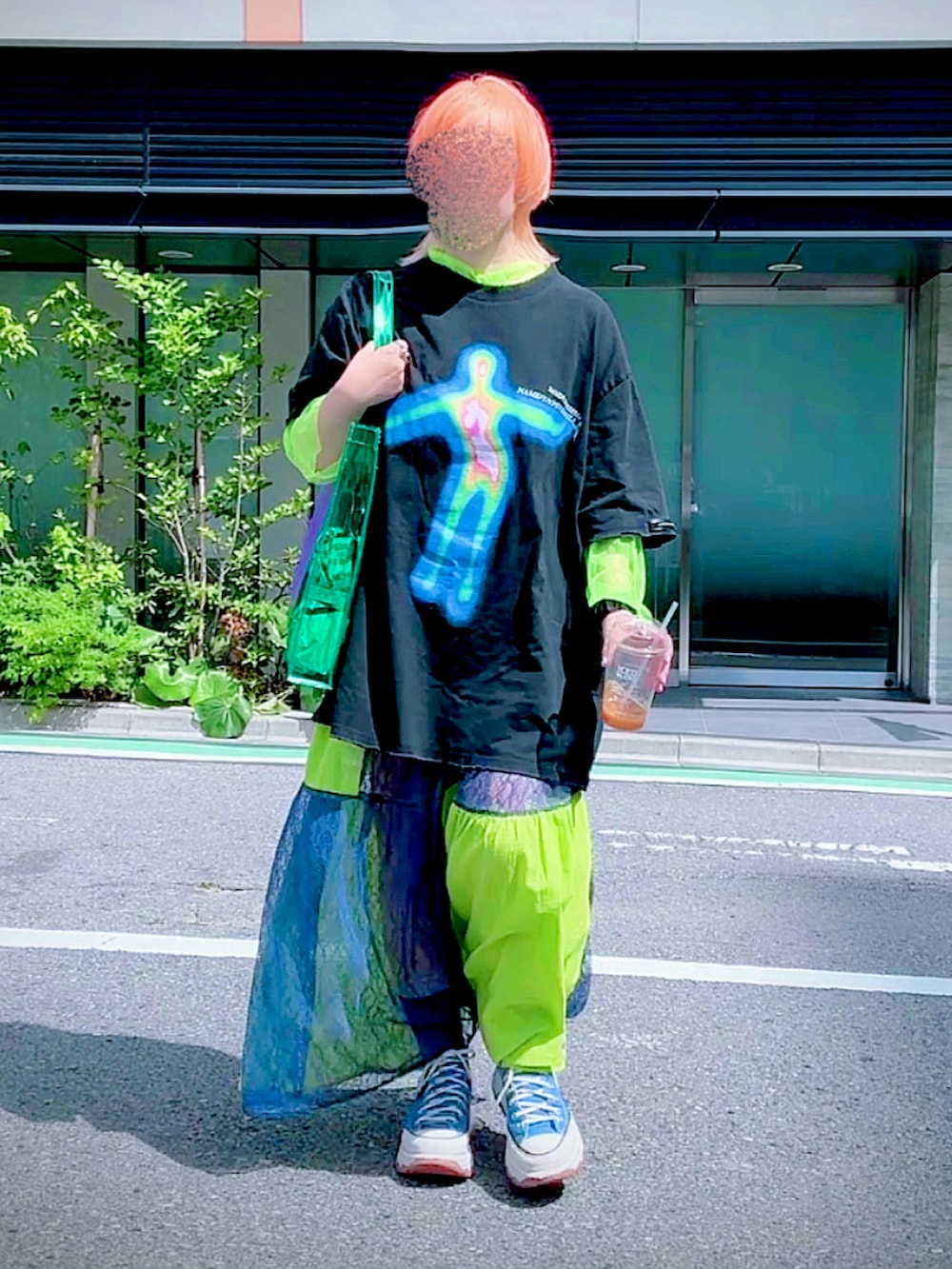 グリーン系のワンピース、ブルー系のスニーカー、グリーン系のトートバッグを着用したレディースの夏コーディネートの2枚目の写真