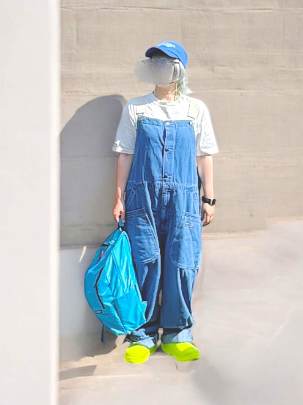 ブルー系のバックパック/リュック、ブルー系のサロペット/オーバーオール、グリーン系のスリッポンを着用したレディースの春コーディネートの3枚目の写真