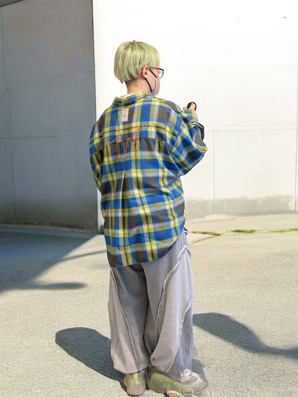 その他のシャツ/ブラウス、ホワイト系のTシャツ/カットソー、グレー系のスウェットパンツを着用したレディースの春コーディネートの3枚目の写真