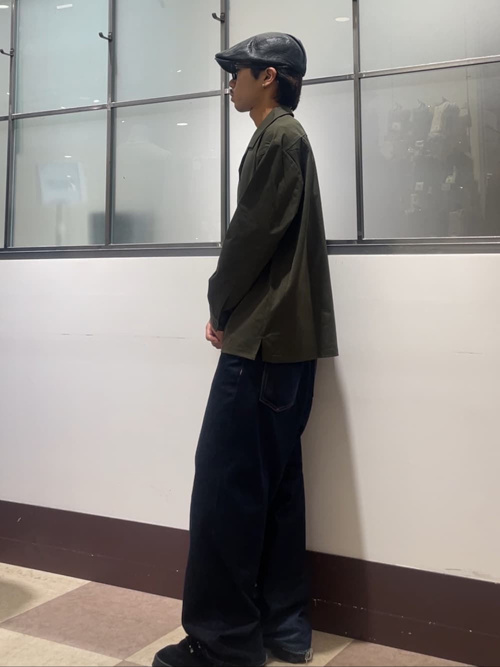 グリーン系のシャツ/ブラウスを着用したメンズの秋コーディネートの2枚目の写真