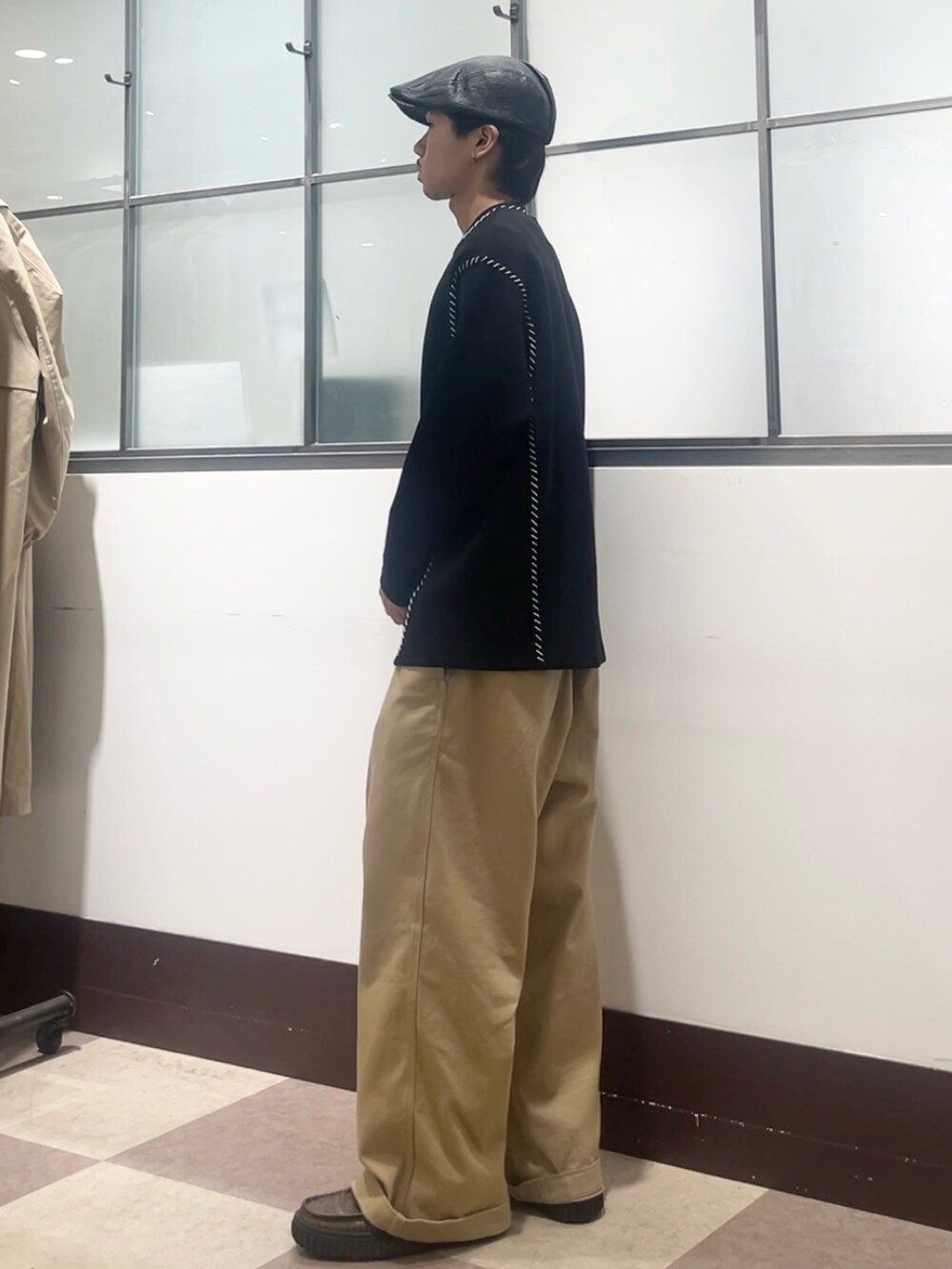 ブラック系のTシャツ/カットソーを着用したメンズの秋コーディネートの2枚目の写真