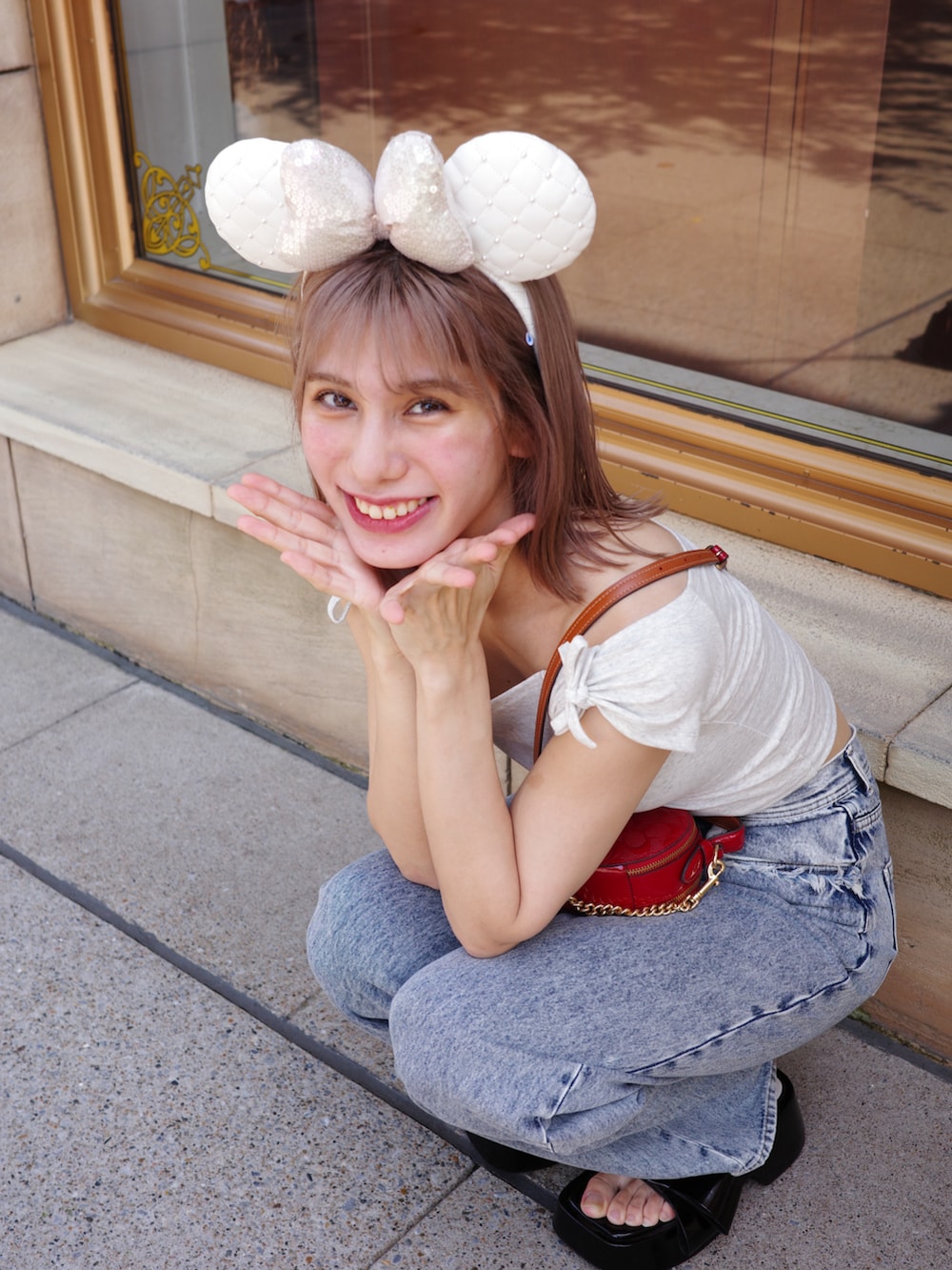 ブルー系のデニムパンツ、ブラック系のサンダル、グレー系のTシャツ/カットソーを着用したレディースの秋コーディネートの2枚目の写真