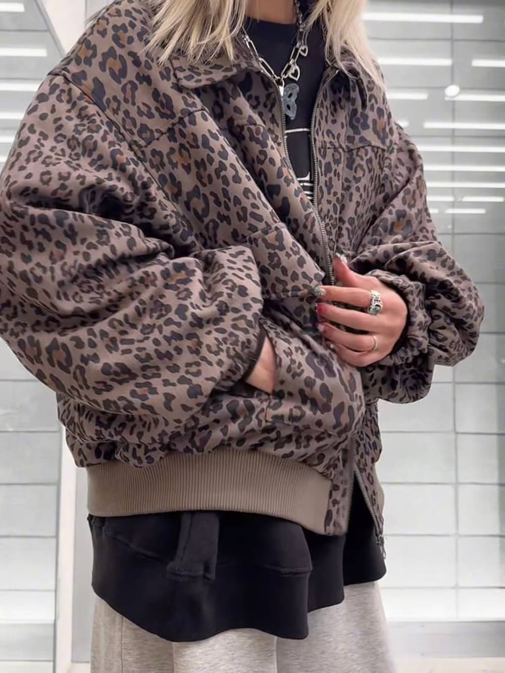 その他のブルゾン、ブラック系のブーツ、グレー系のスウェットパンツを着用したレディースの秋コーディネートの6枚目の写真