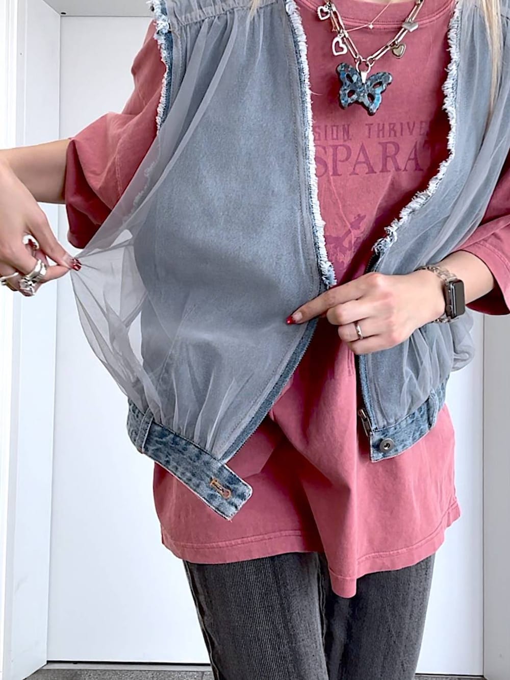 ブラック系のサンダル、ピンク系のTシャツ/カットソー、ブルー系のベストを着用したレディースの夏コーディネートの6枚目の写真