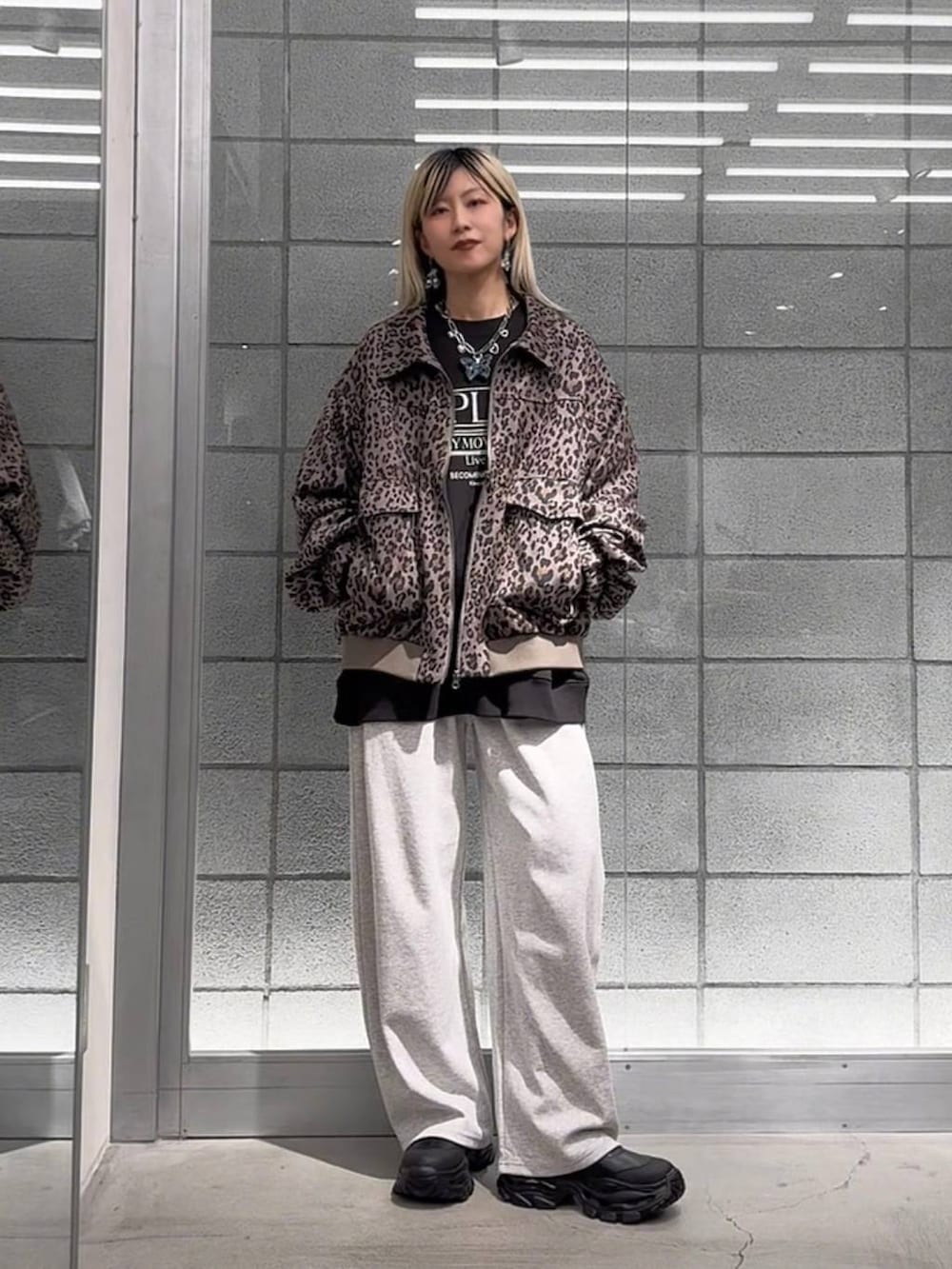 その他のブルゾン、ブラック系のブーツ、グレー系のスウェットパンツを着用したレディースの秋コーディネートの7枚目の写真