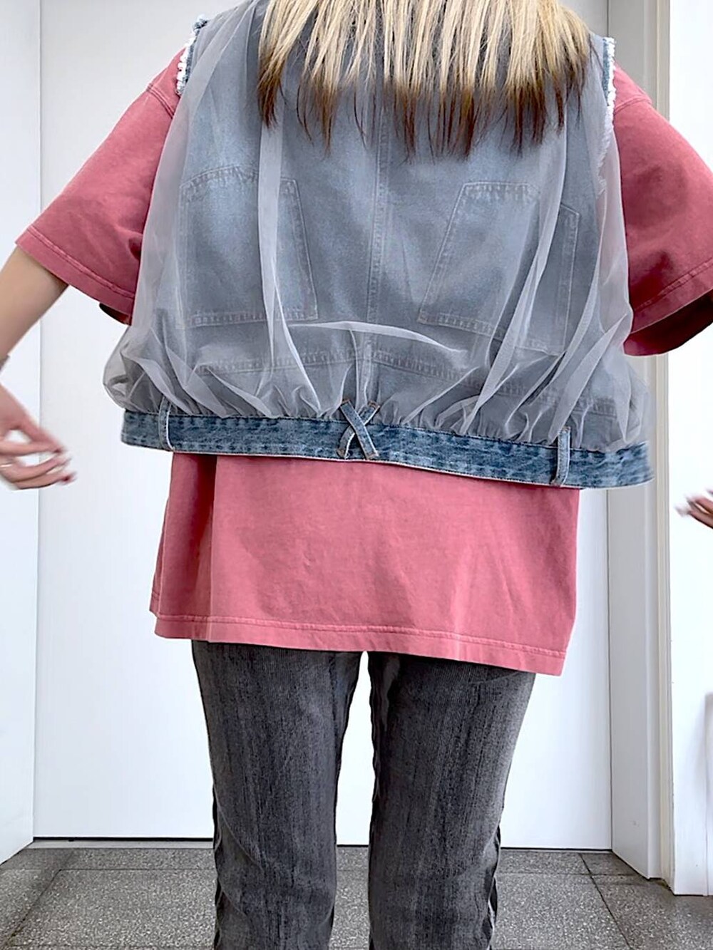 ブラック系のサンダル、ピンク系のTシャツ/カットソー、ブルー系のベストを着用したレディースの夏コーディネートの5枚目の写真