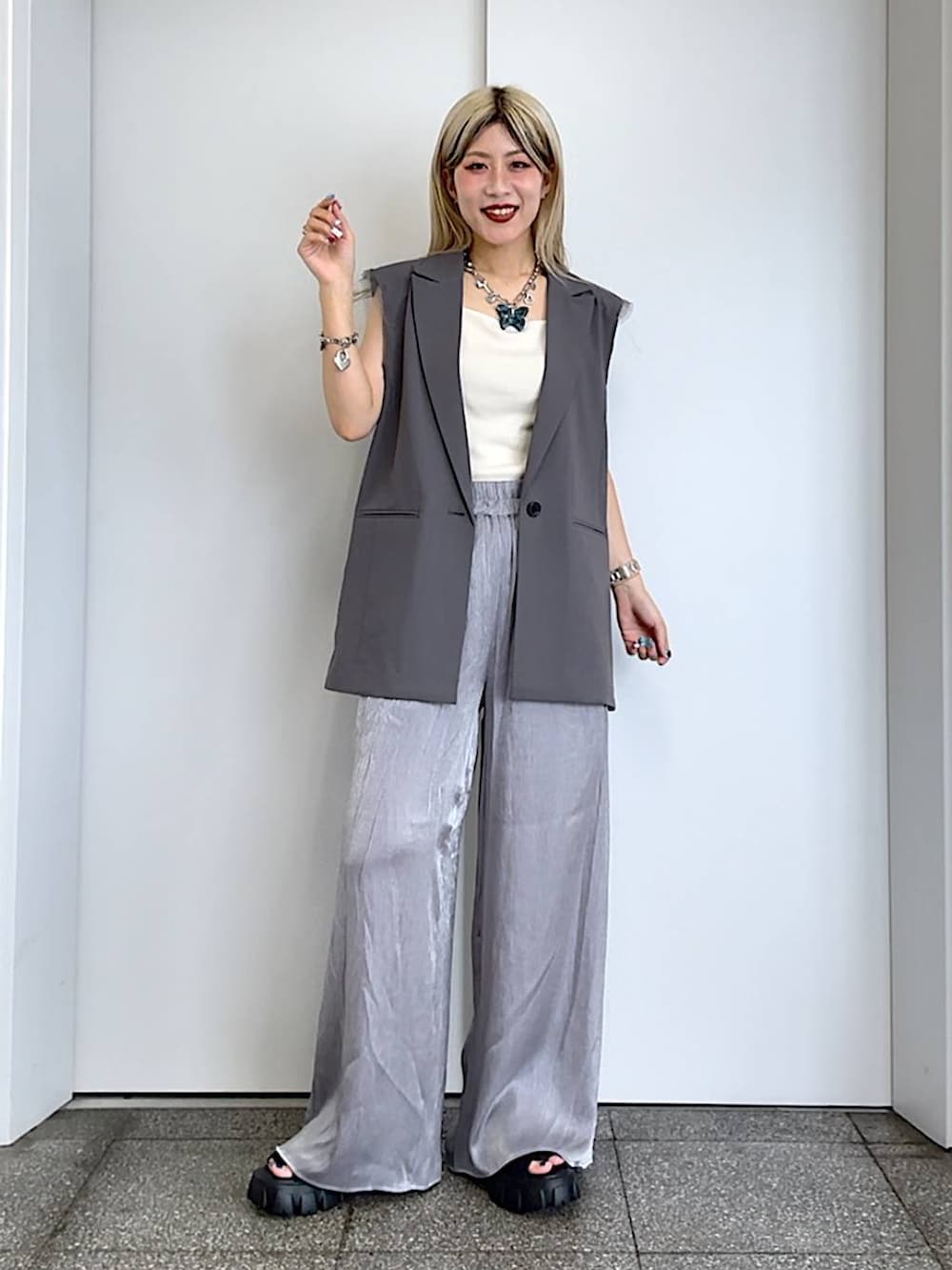 「個性派、楽ちんコーデ、春コーデ、ジーナシスト_JEANASIS、高身長、ベーシック/シンプル、モード、韓国ファッション、韓国系、デート/ロマンティック、オーバーサイズ、体型カバー、着痩せ・細見え、きれいめ、カジュアル」｜「JEANASISのZIPグラディエーターサンダル/111871（サンダル、ブラック系）」を使った、あゆねさん（レディース・164cm）の夏コーディネートの7枚目の写真
