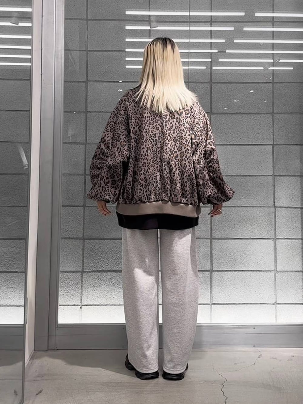 その他のブルゾン、ブラック系のブーツ、グレー系のスウェットパンツを着用したレディースの秋コーディネートの3枚目の写真