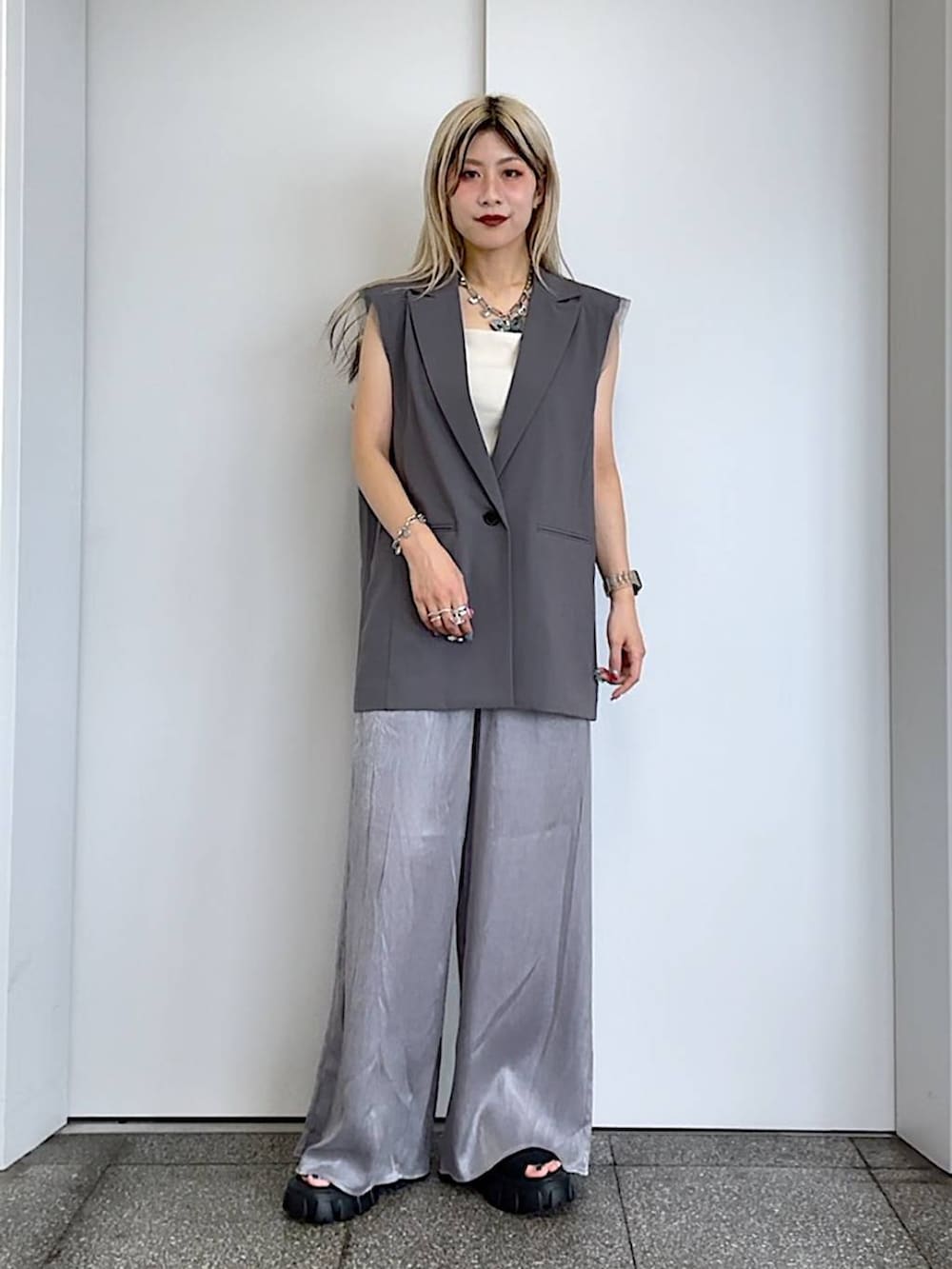 「個性派、楽ちんコーデ、春コーデ、ジーナシスト_JEANASIS、高身長、ベーシック/シンプル、モード、韓国ファッション、韓国系、デート/ロマンティック、オーバーサイズ、体型カバー、着痩せ・細見え、きれいめ、カジュアル」｜「JEANASISのZIPグラディエーターサンダル/111871（サンダル、ブラック系）」を使った、あゆねさん（レディース・164cm）の夏コーディネートの9枚目の写真