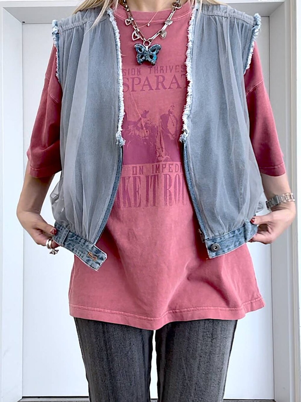 ブラック系のサンダル、ピンク系のTシャツ/カットソー、ブルー系のベストを着用したレディースの夏コーディネートの4枚目の写真