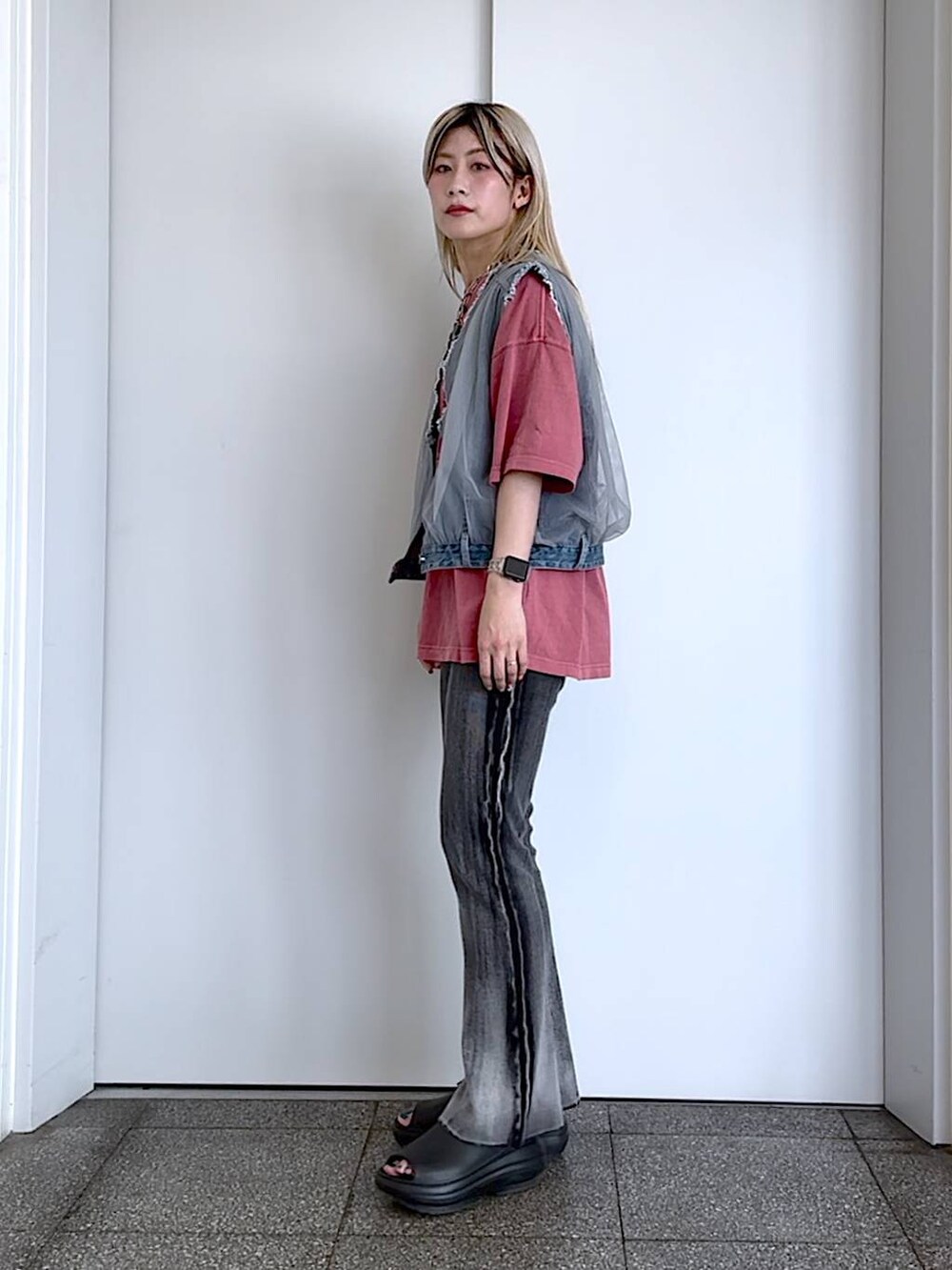 ブラック系のサンダル、ピンク系のTシャツ/カットソー、ブルー系のベストを着用したレディースの夏コーディネートの2枚目の写真