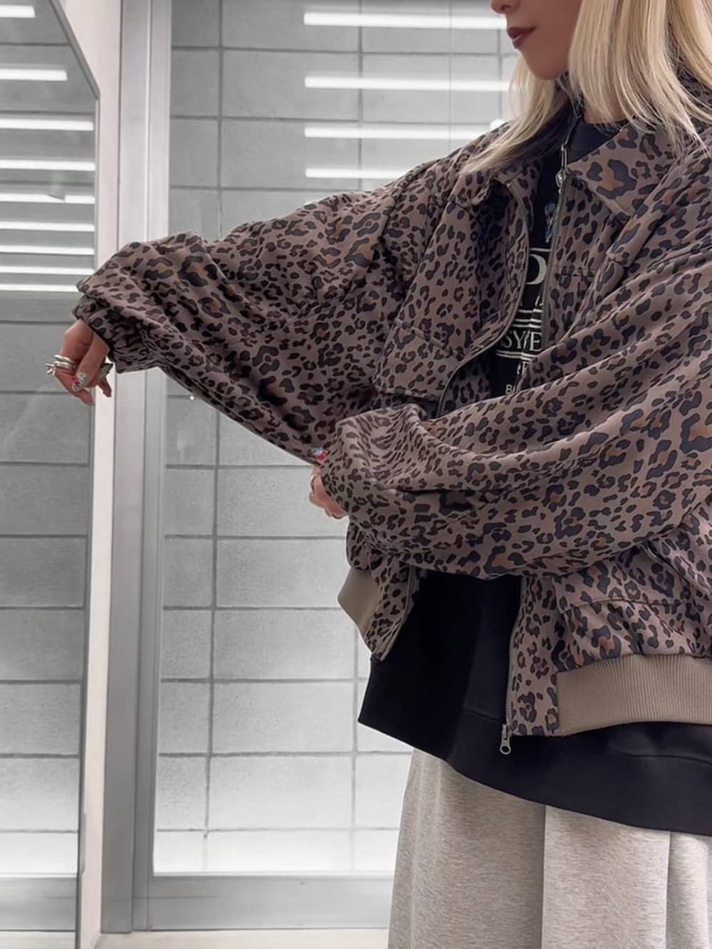 その他のブルゾン、ブラック系のブーツ、グレー系のスウェットパンツを着用したレディースの秋コーディネートの5枚目の写真