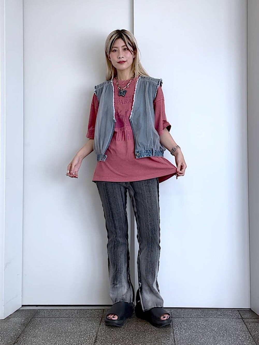 ブラック系のサンダル、ピンク系のTシャツ/カットソー、ブルー系のベストを着用したレディースの夏コーディネートの7枚目の写真