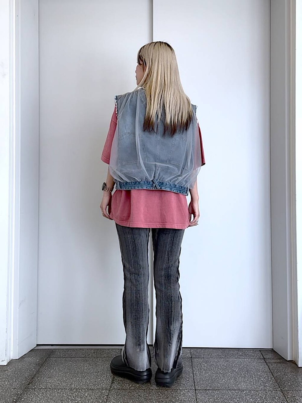 ブラック系のサンダル、ピンク系のTシャツ/カットソー、ブルー系のベストを着用したレディースの夏コーディネートの3枚目の写真